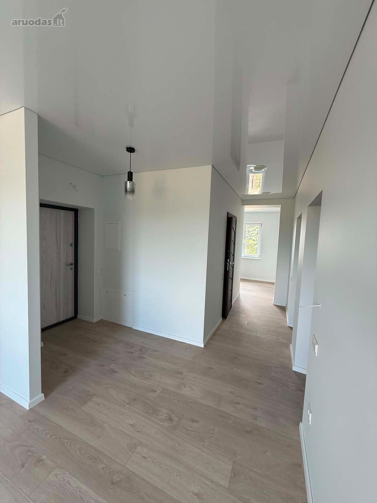 Parduodamas Erdvus Butas Su Dideliu Garažu