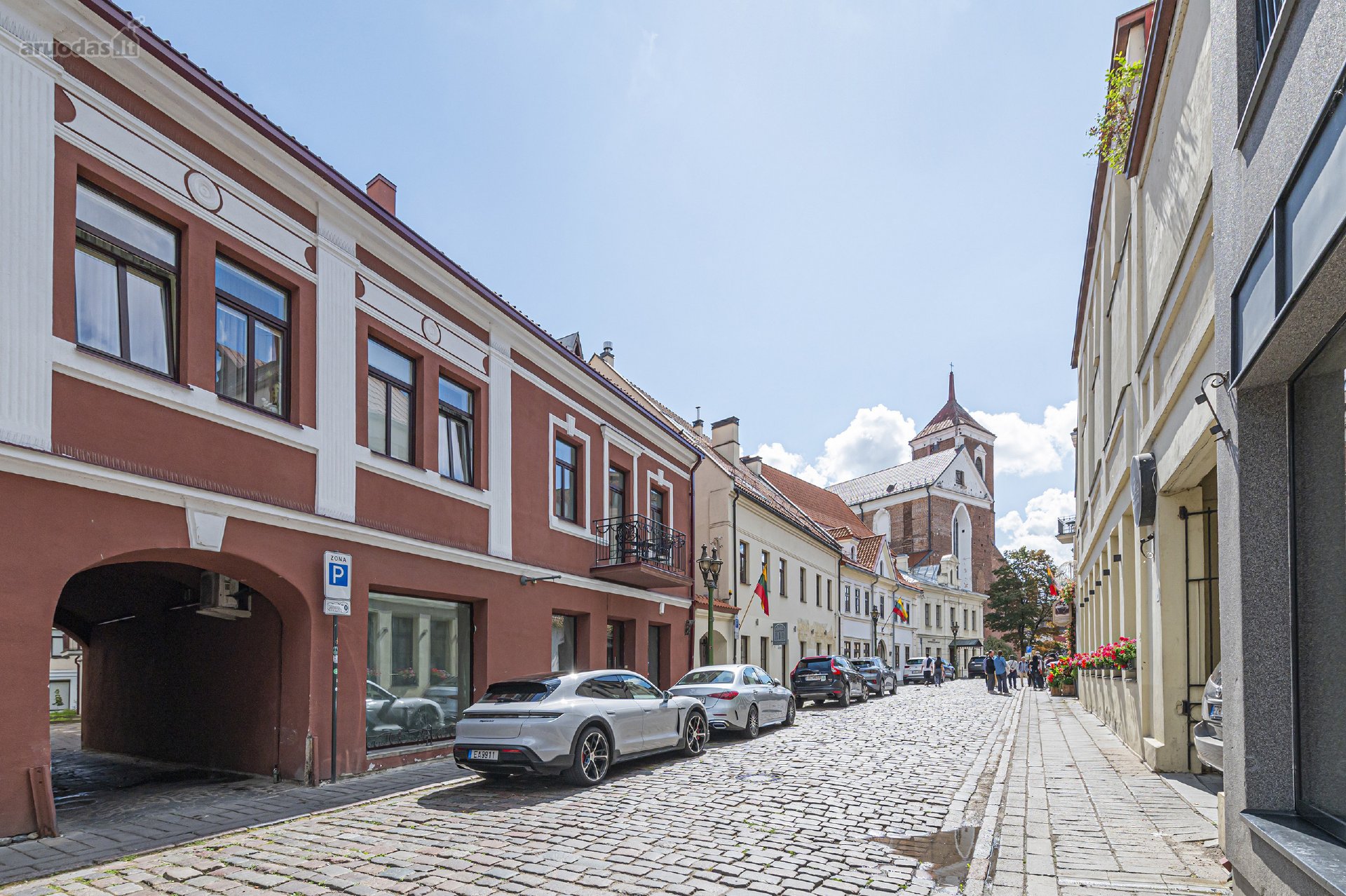 Parduodama išskirtinis butas per du aukštus