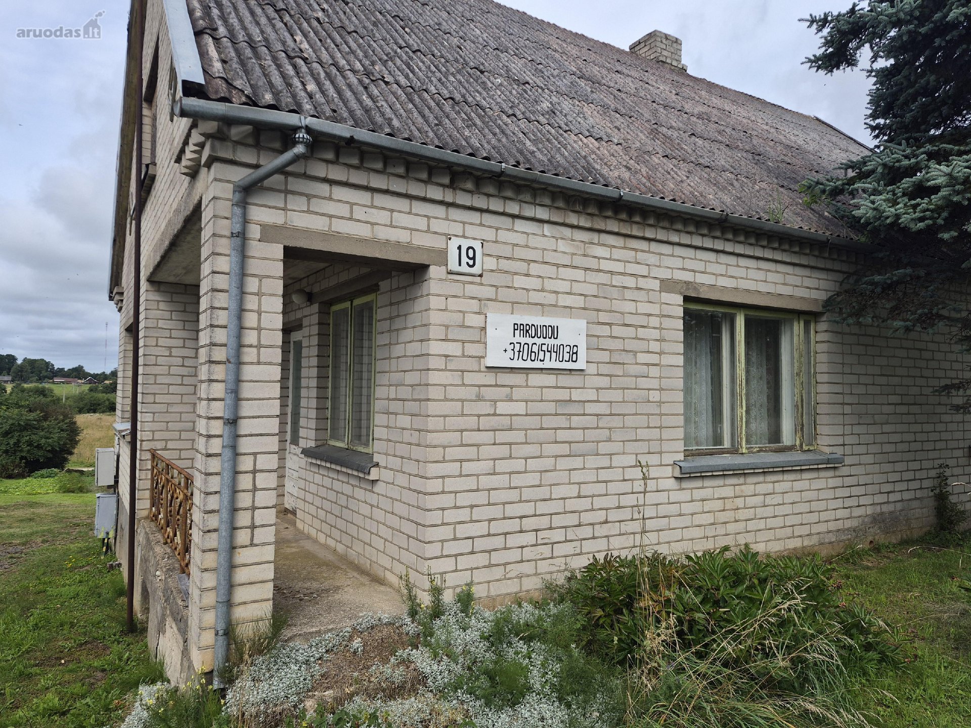 Parduodamas mūrinis namas, ieškantiems erdvės