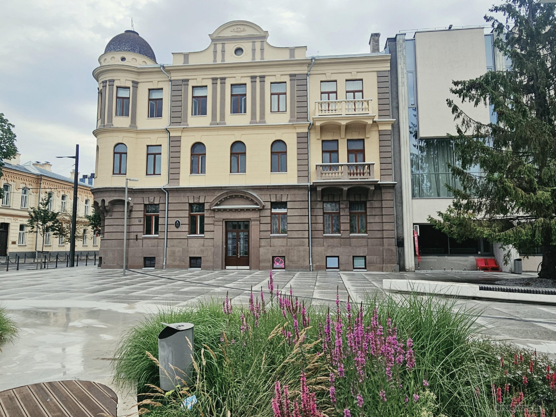 Namas yra pačiame Kauno miesto centre (naujai