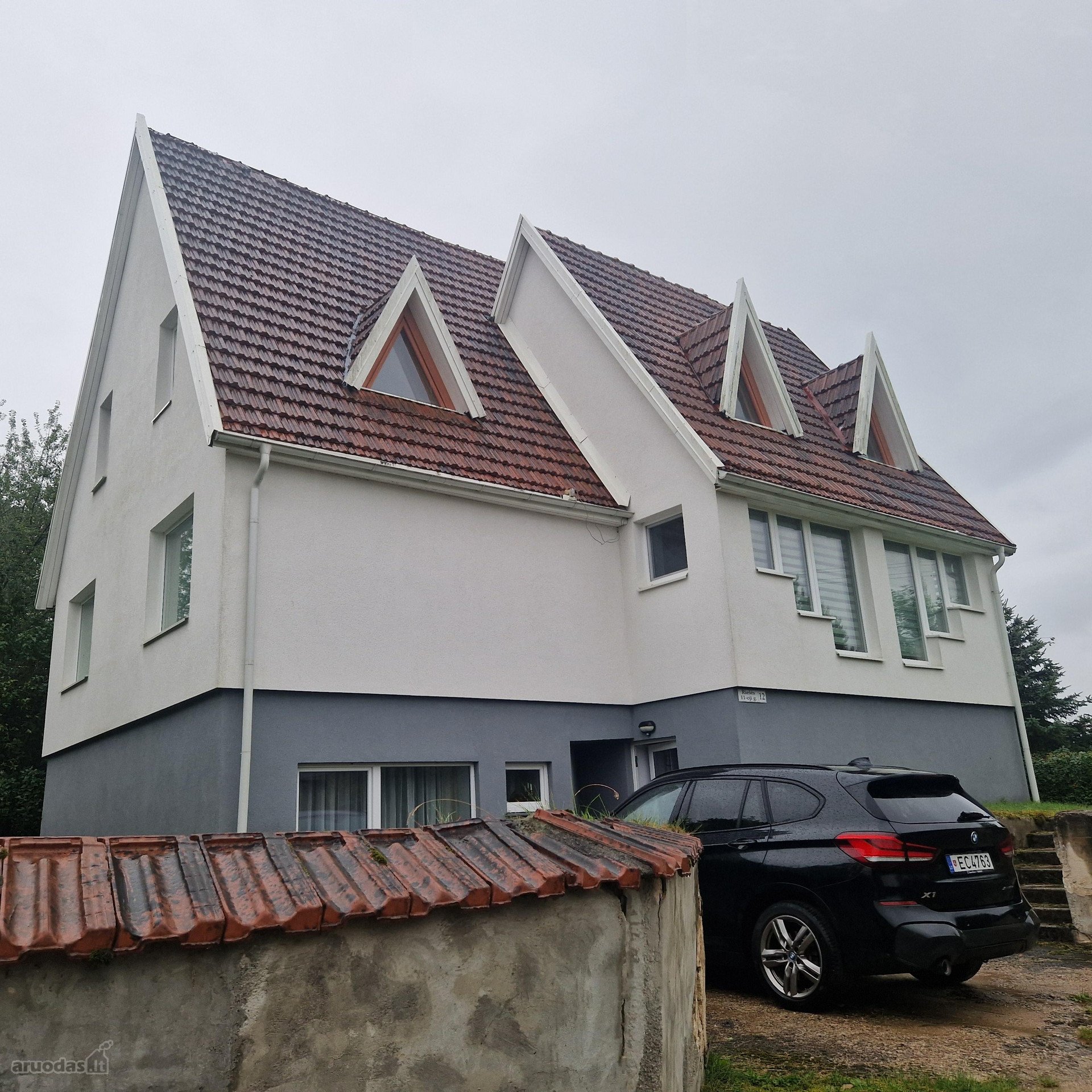 Parduodamas unikalios architektūros trijų