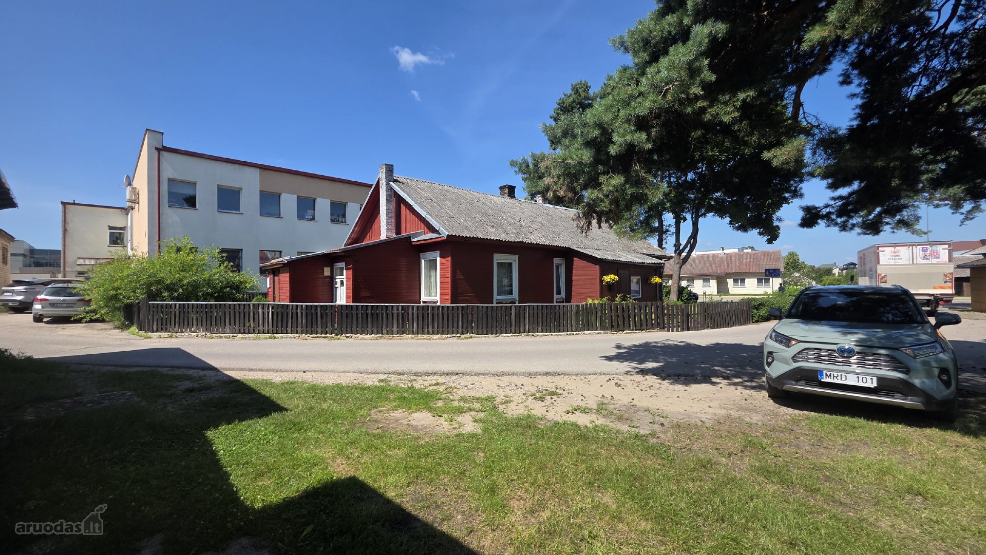 Parduodama jauki namo dalis su savo kiemu,