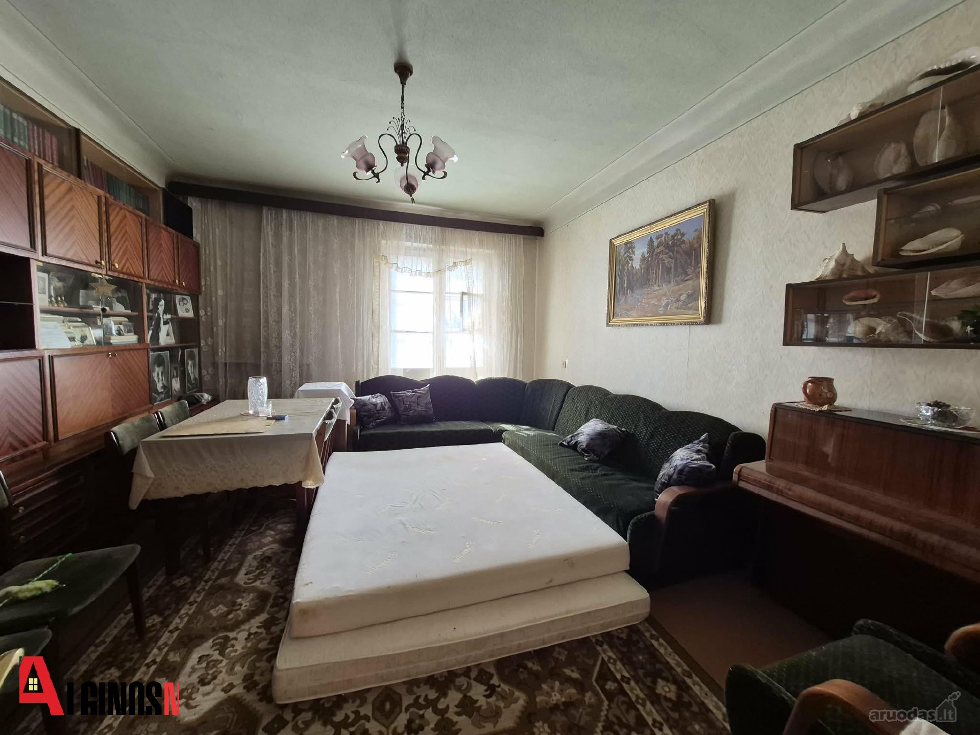 Centre parduodamas erdvus 3 kambarių butas S