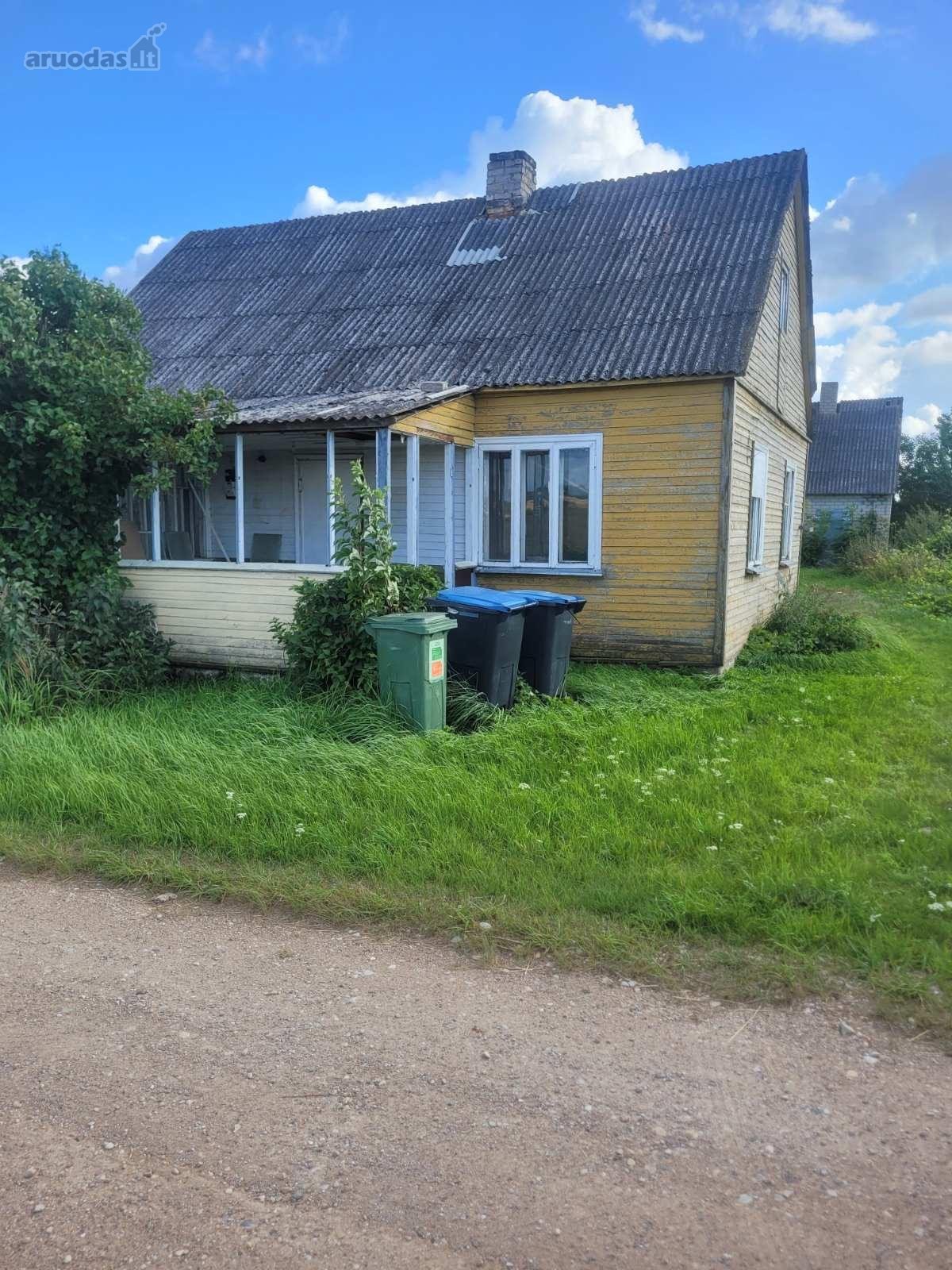 Parduodamas namas arti tvenkinio, ramiame