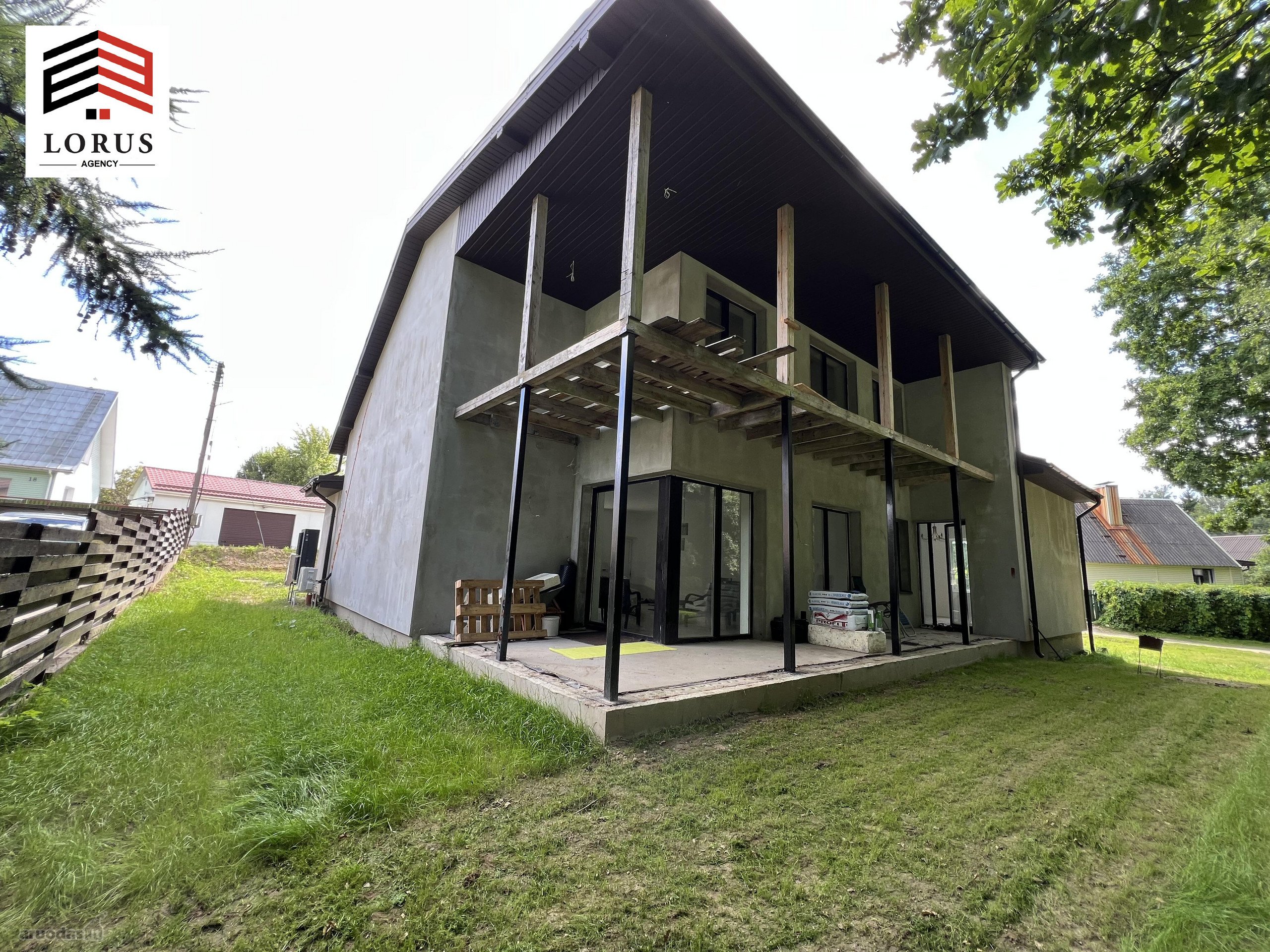 Parduodamas erdvus, šiuolaikiškas ir pilnai