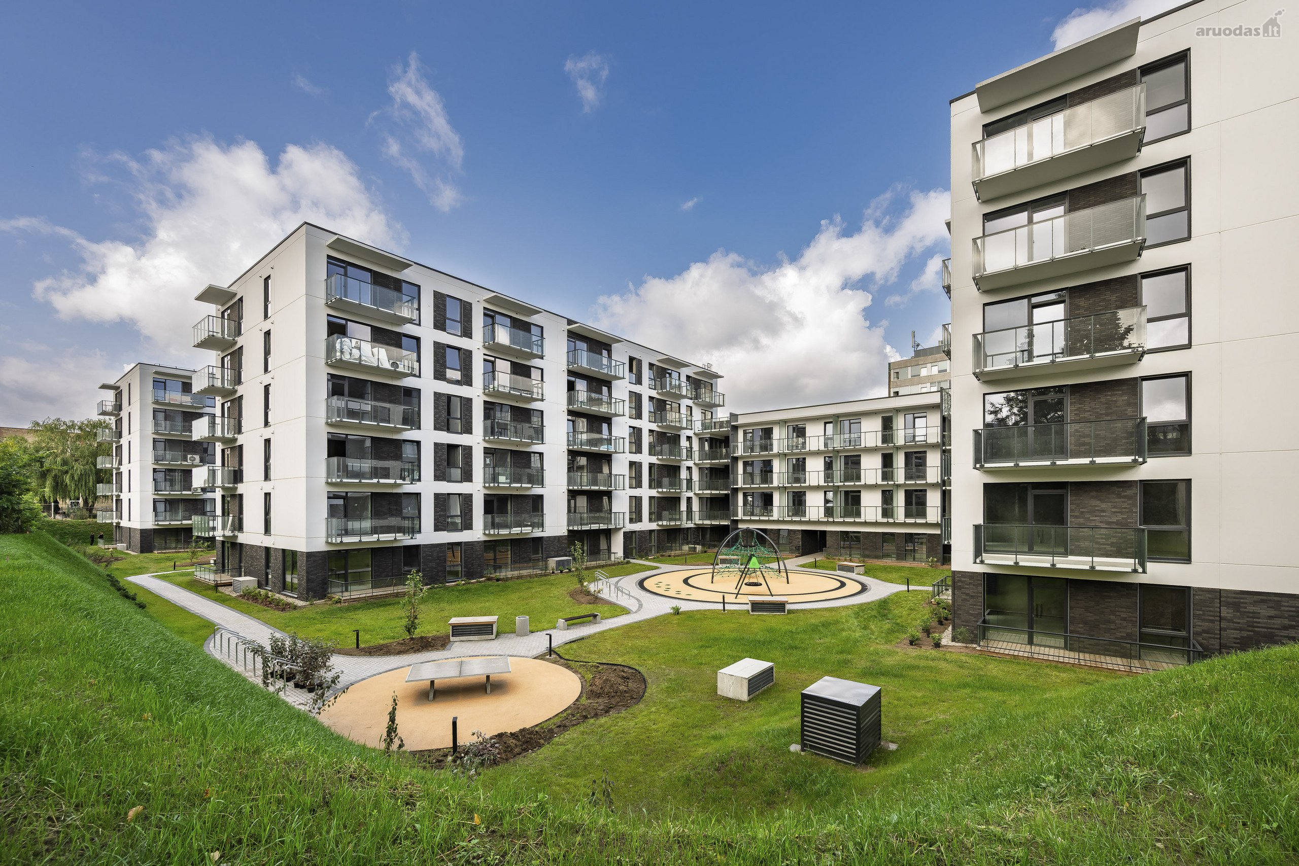 Rytų Saulė Ir Ramus Vidinis Kiemas –3