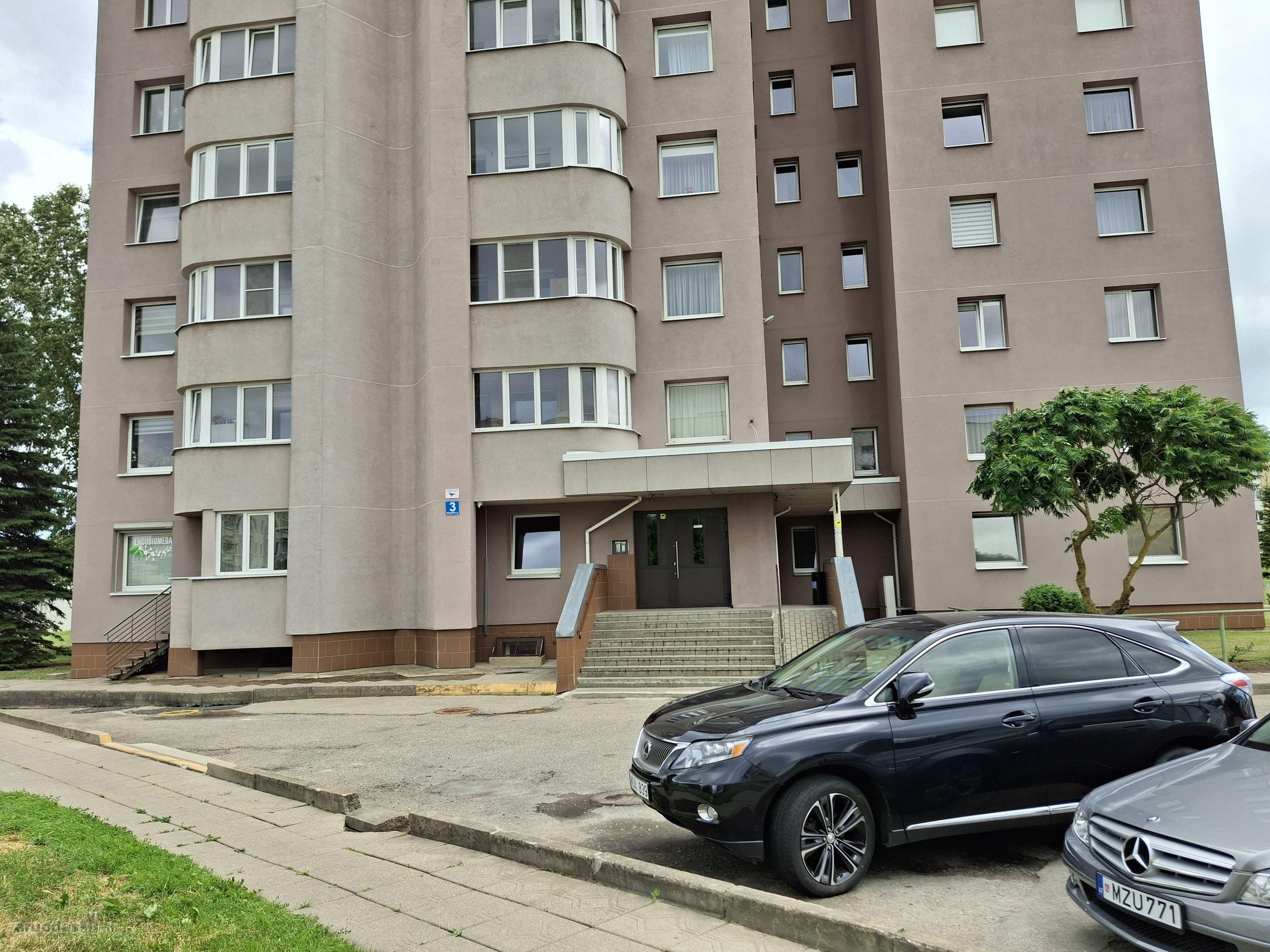 Gera buto vieta, netoli miesto centras, šalia