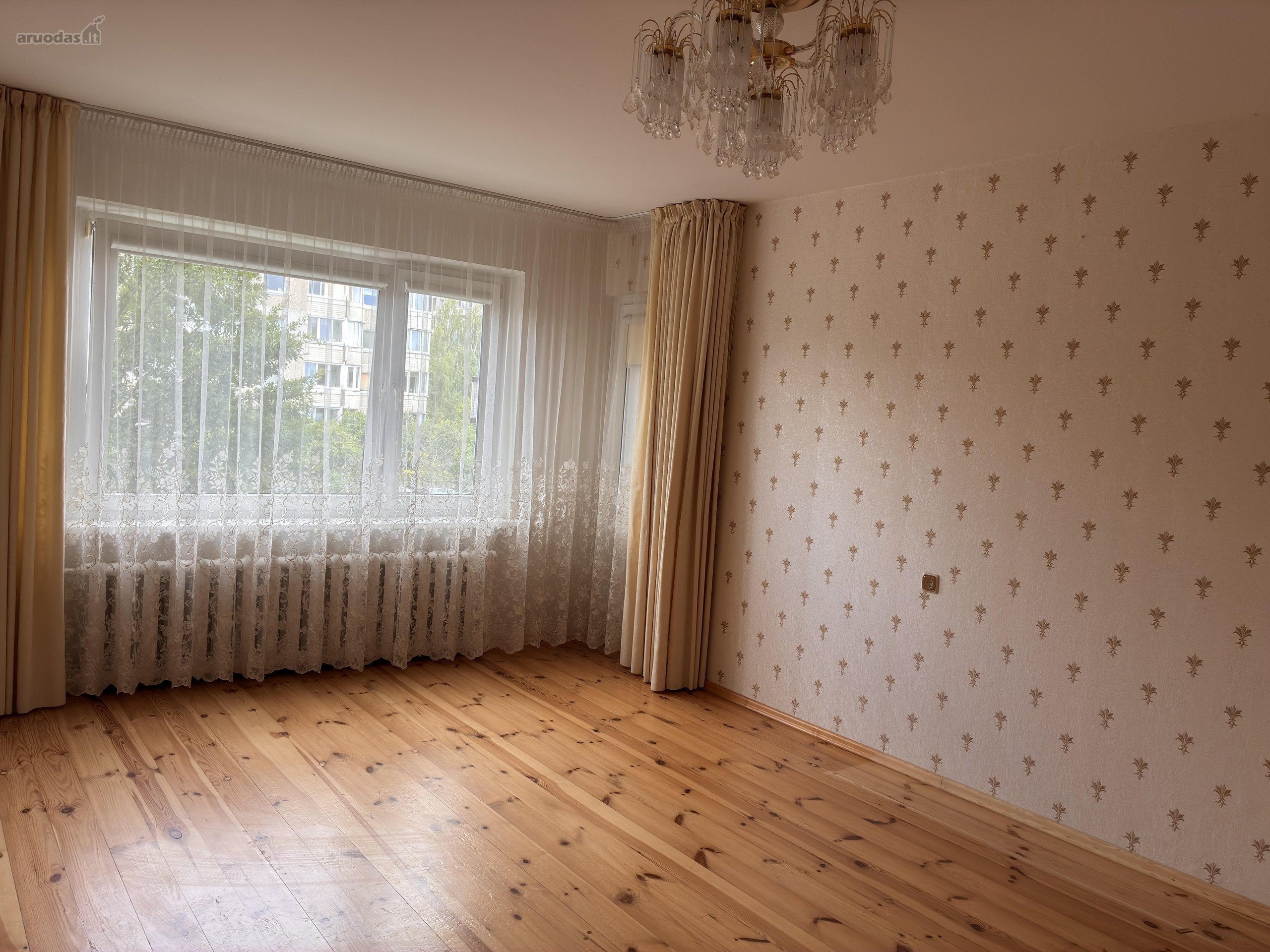 Parduodamas trijų kambarių butas (priklauso
