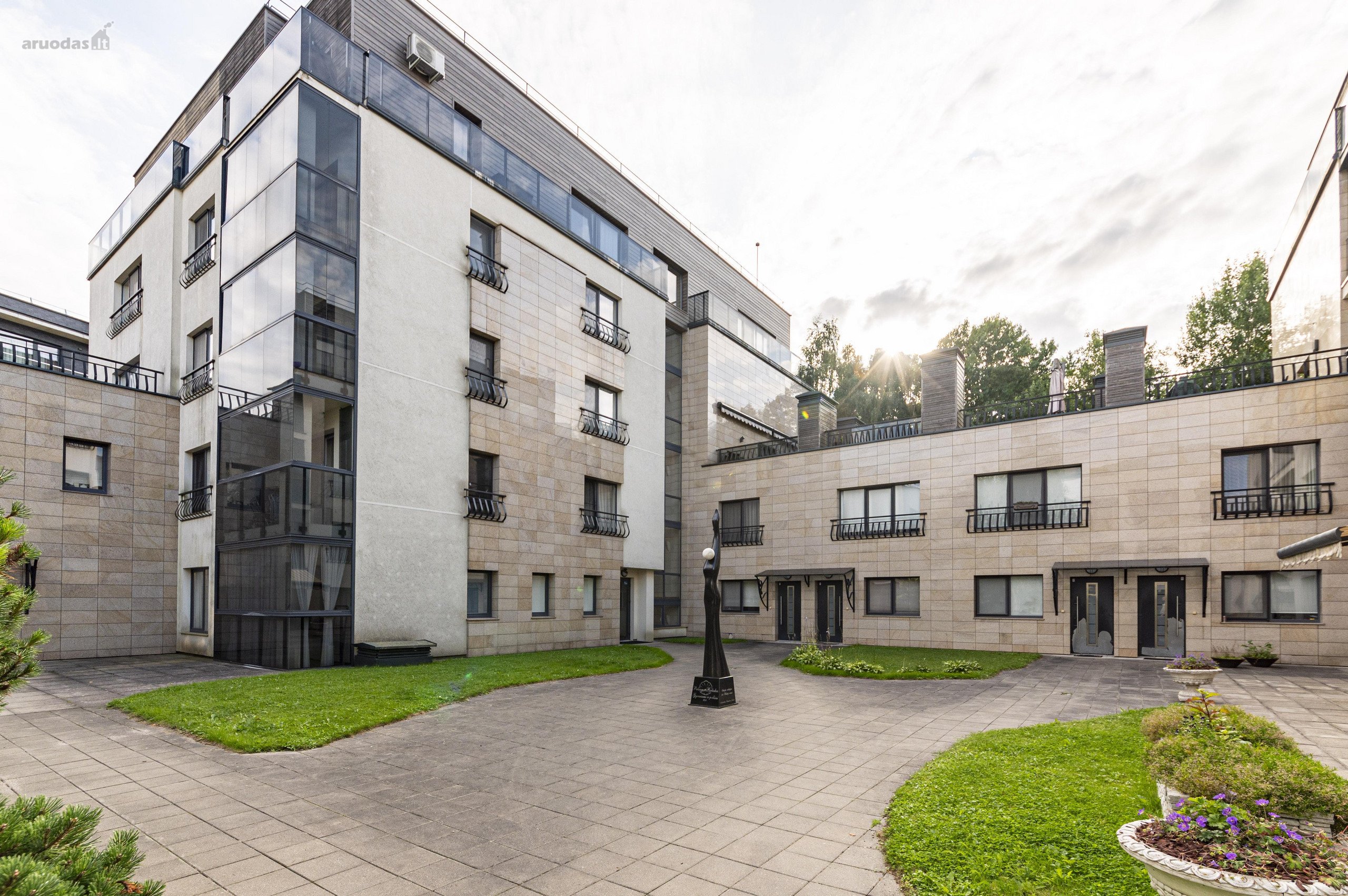 Parduodamas jaukiai įrengtas 2 kambarių butas