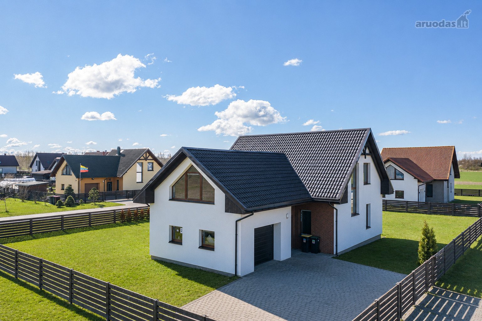 Parduodamas 190 m² namas su garažu ir 10,86