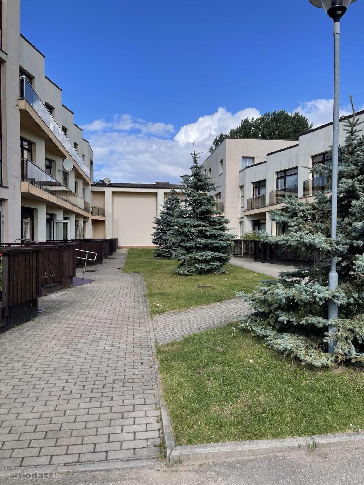 Uždara teritorija ,įvažiavimas šlagbaumas ,du