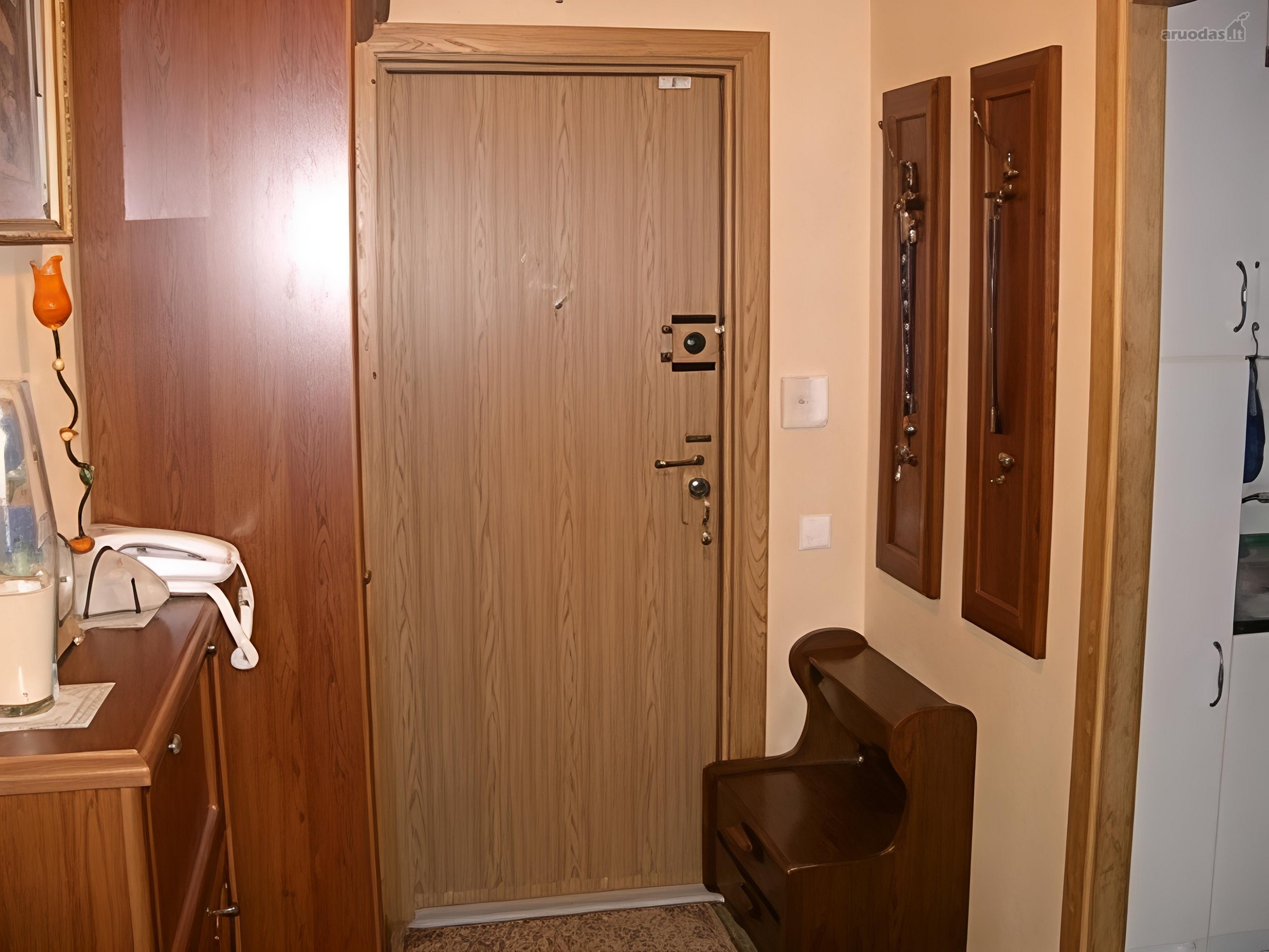 Parduodamas 5 kambarių butas trečiame aukšte,