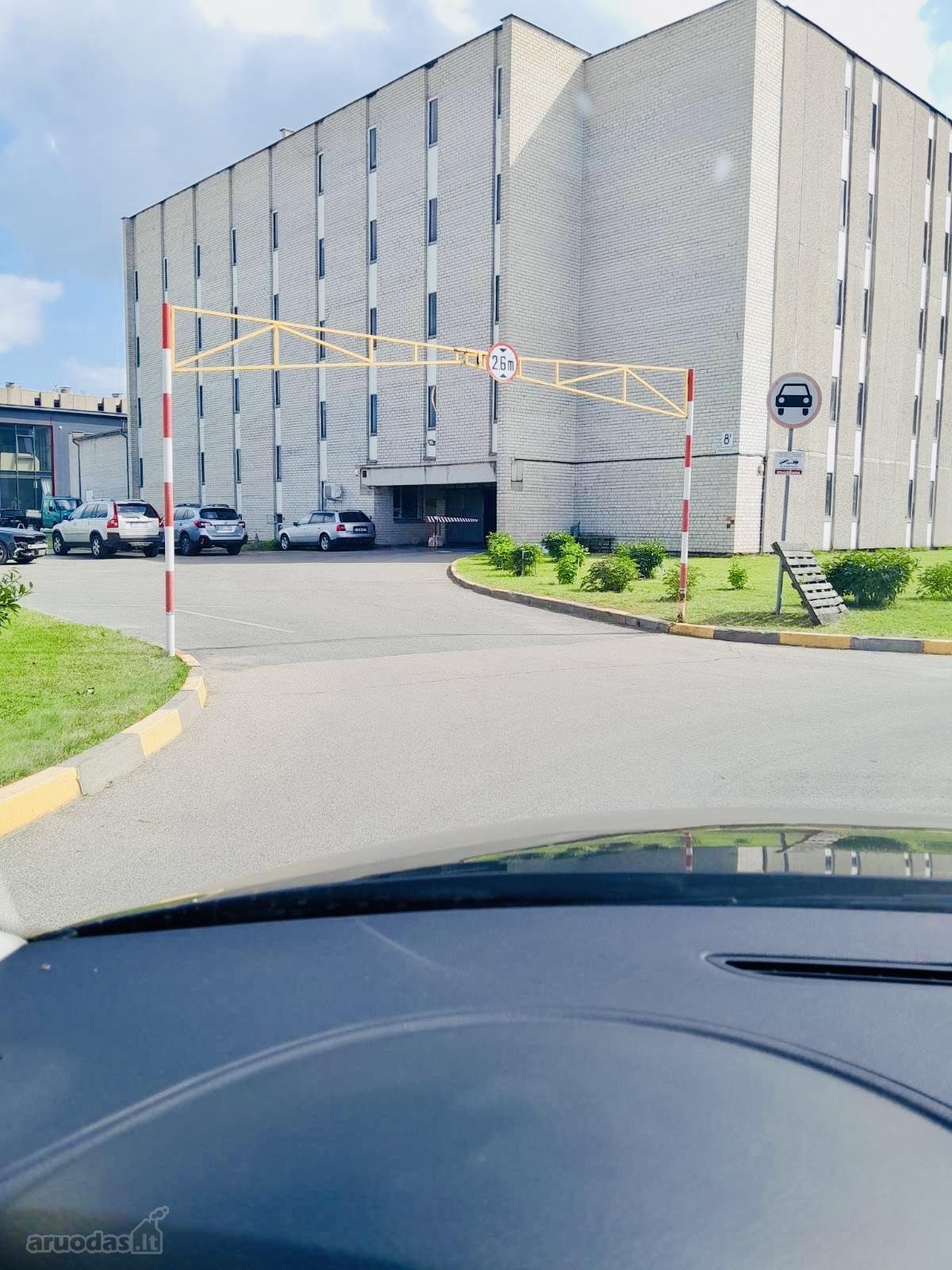 Parduodamas 18 m² garažas daugiaaukščiame