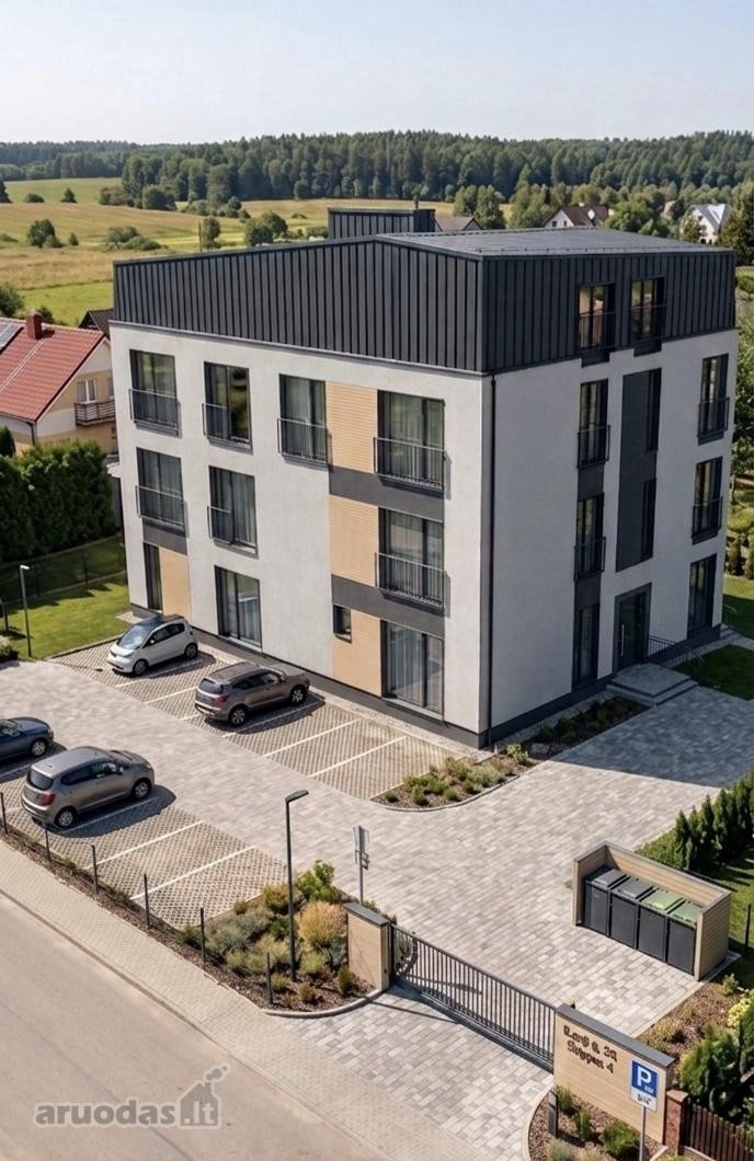 Parduodamas erdvus trijų kambarių butas per 2