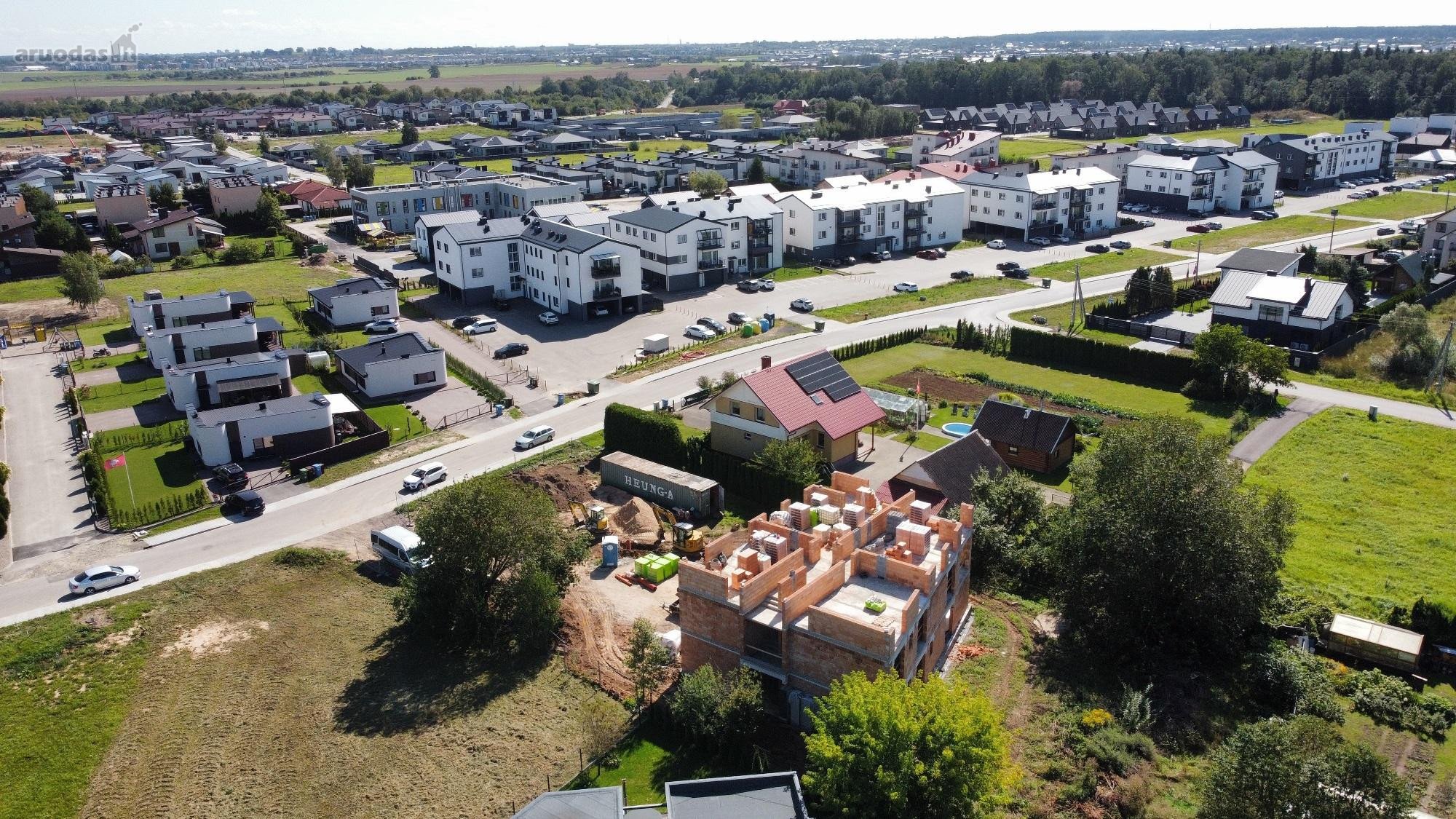 Parduodamas erdvus trijų kambarių butas per 2