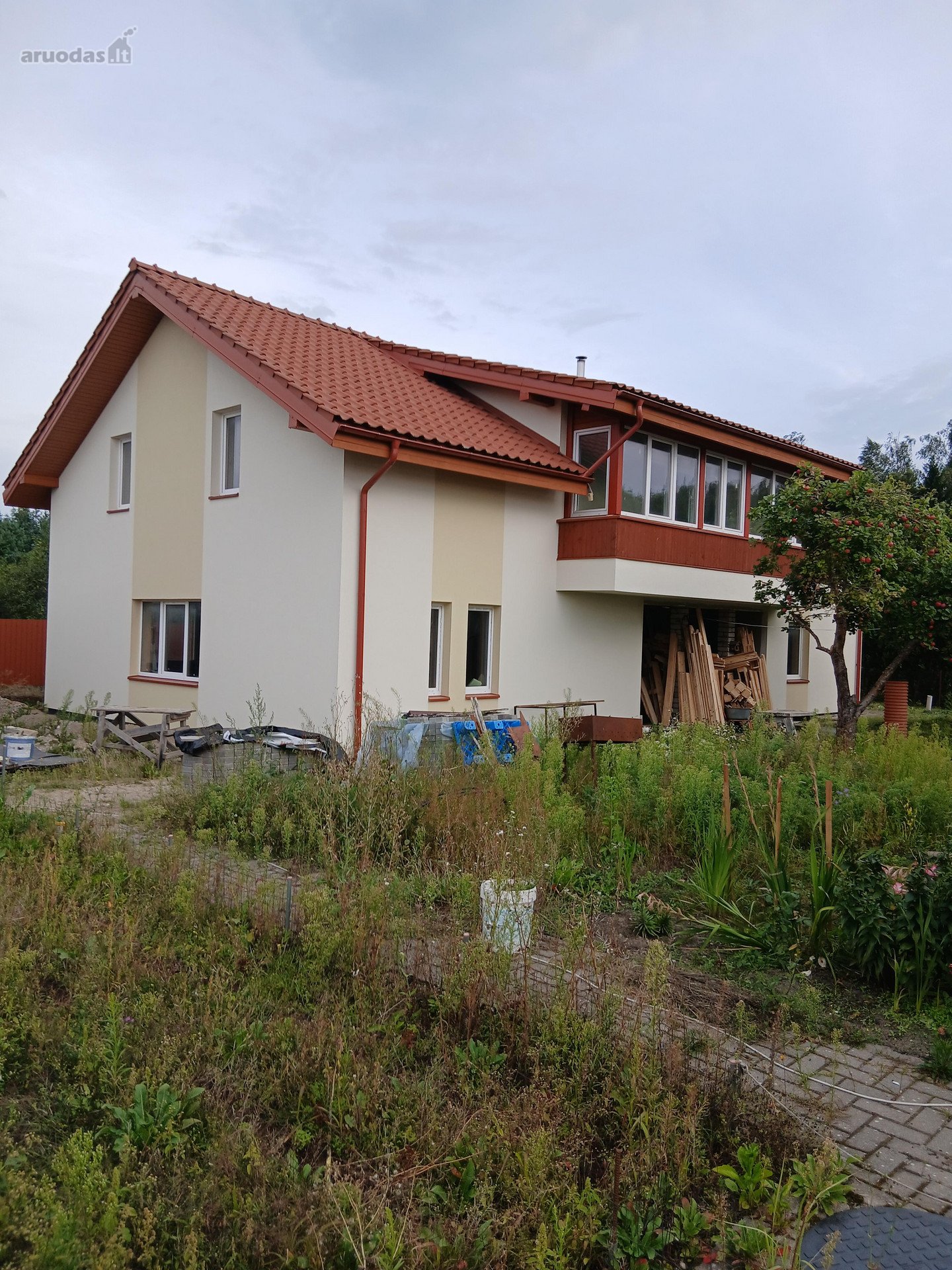 Du įvažiavimai. Galimybė gyventi 2 šeimoms.
