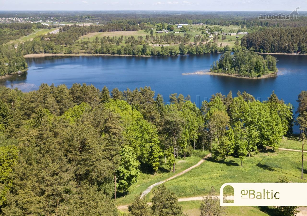 Parduodami trys namų valdos sklypai šalia