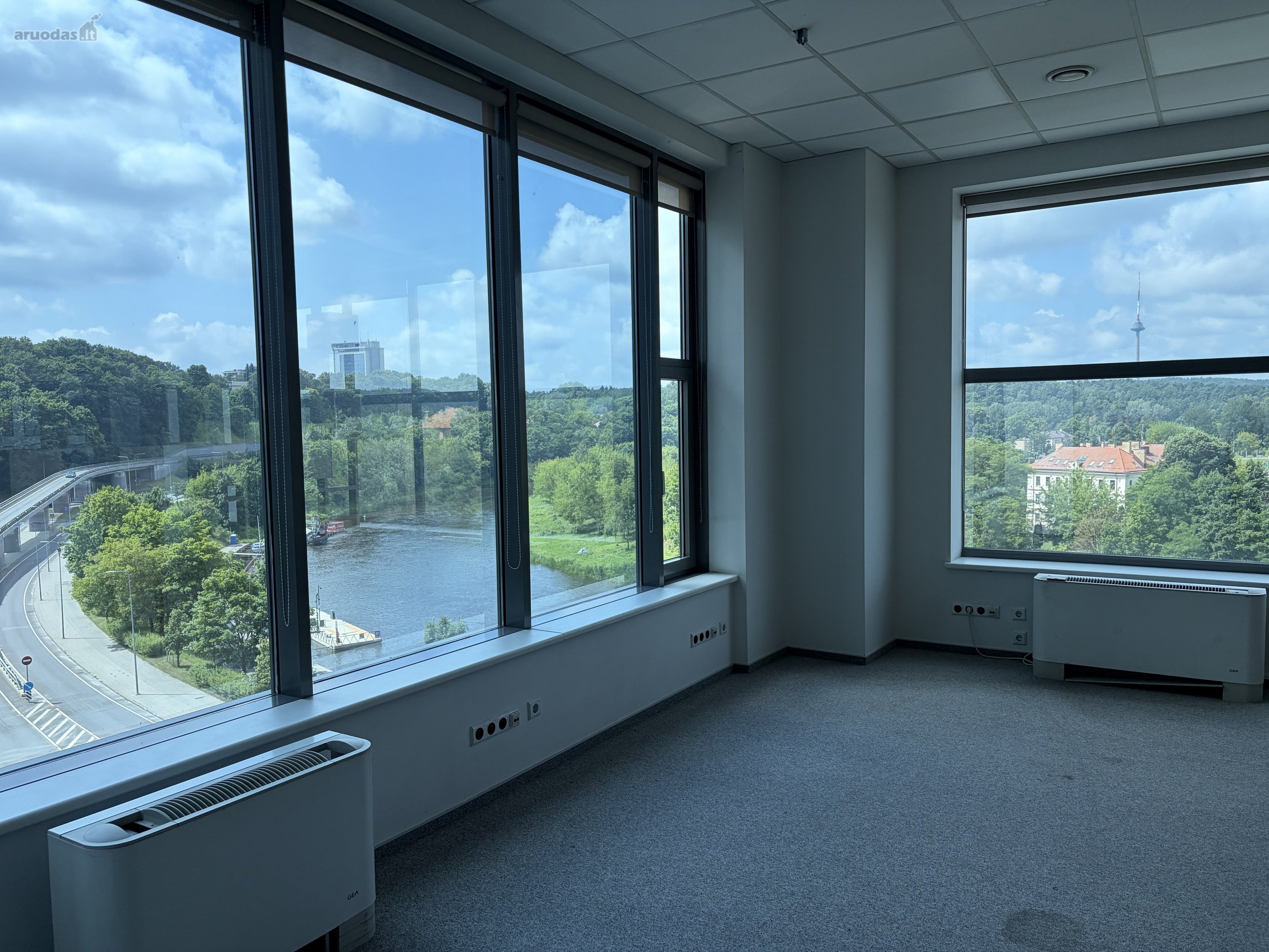 Išnuomojamos 901,72 kv. m. administracinės