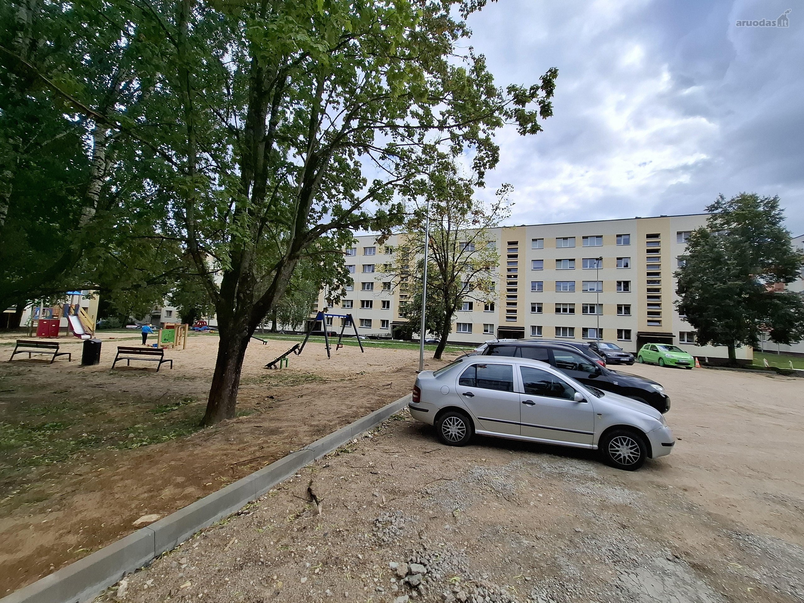 Butas yra antrame penkiaaukščio namo aukšte.