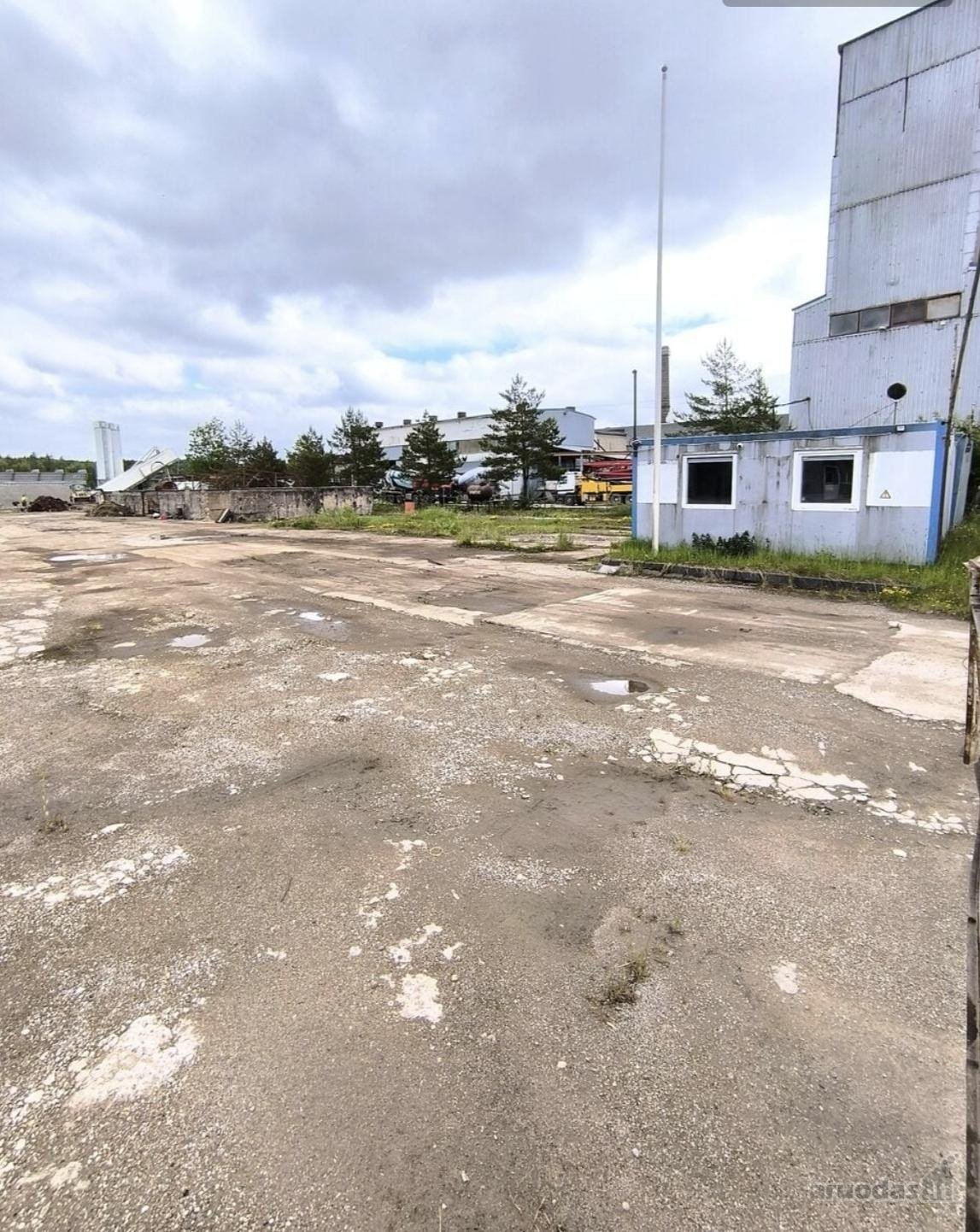 Išnuomojama aptverta 40 arų ploto aikštelė ,
