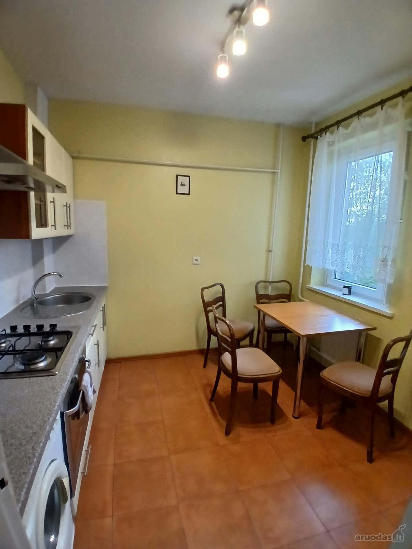 Išnuomojamas tvarkingas 2-jų kambarių butas.
