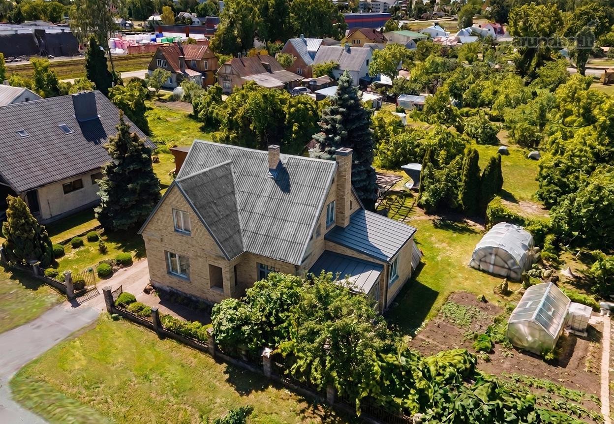 Parduodamas erdvus namas su dideliu privačiu
