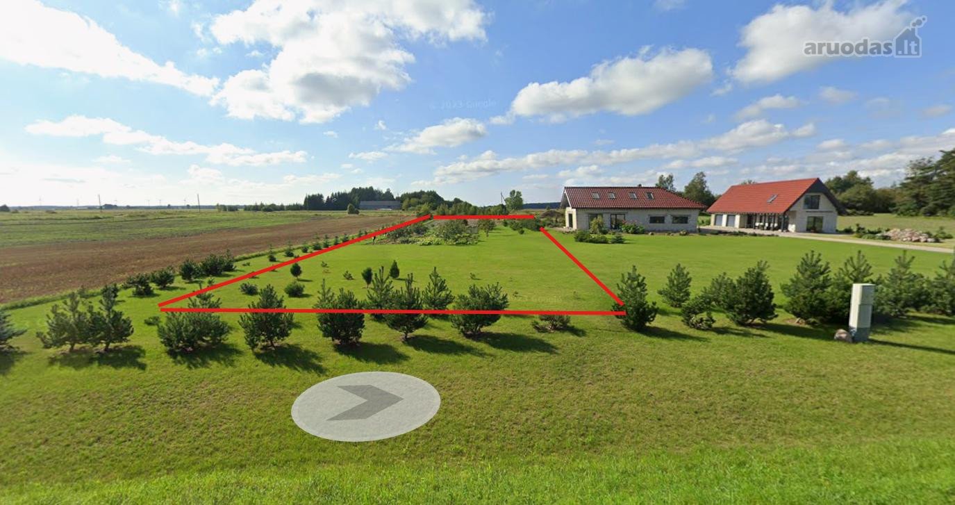 Sutvarkytas 18 a sklypas su želdynais šalia