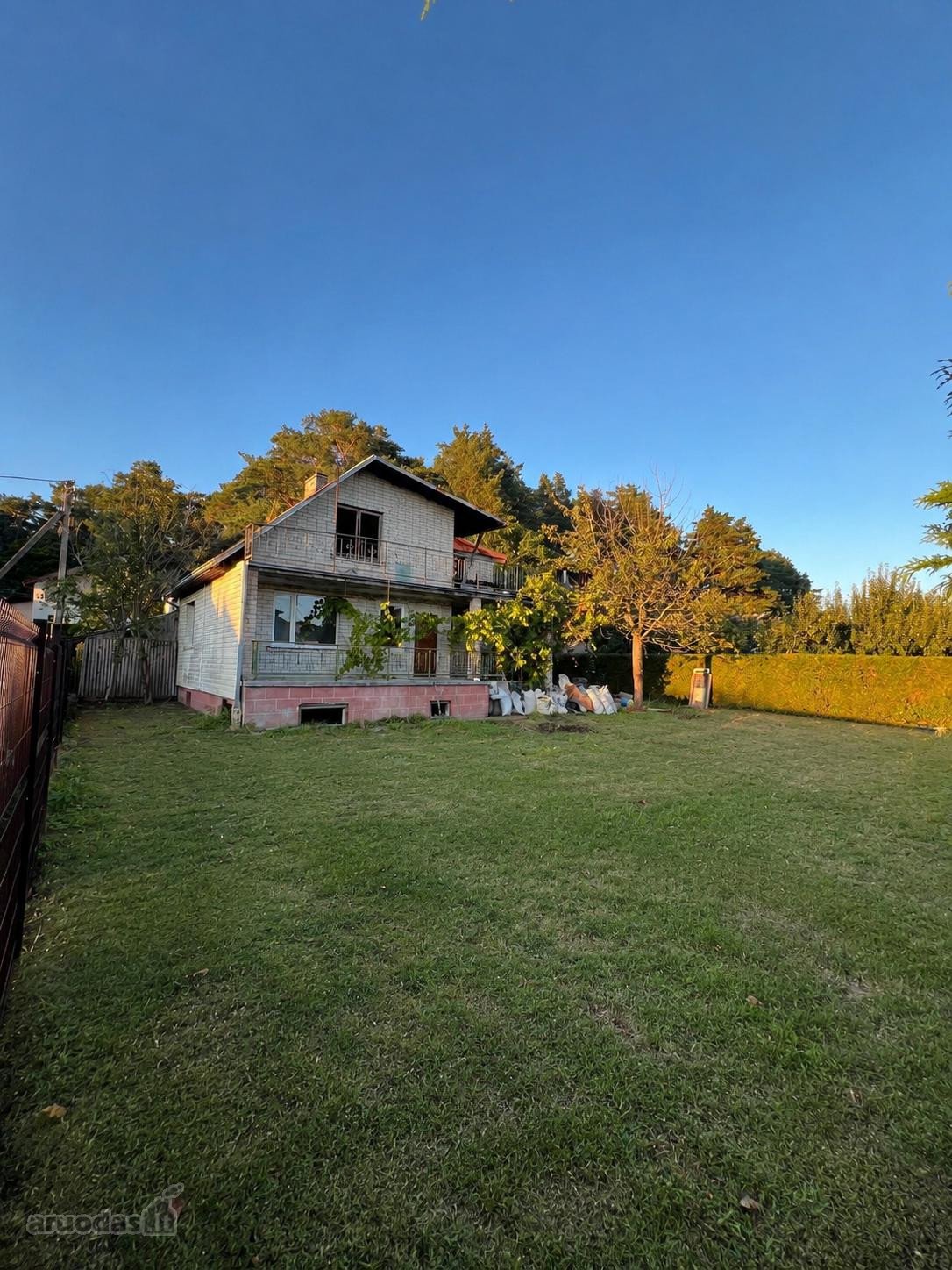 Parduodamas mūrinis dviejų aukštų namas su