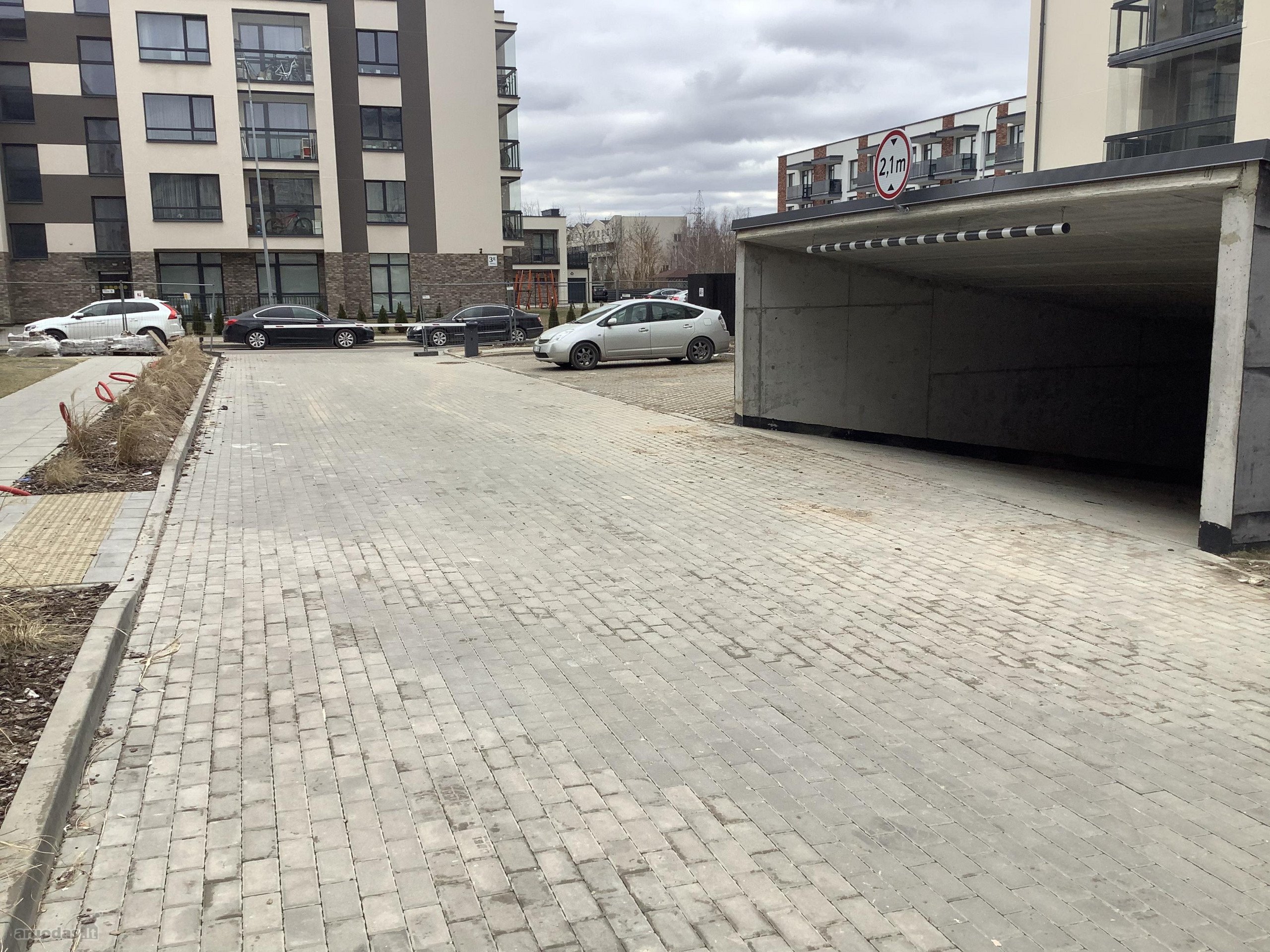 Išnuomojamas sausas požeminis garažas