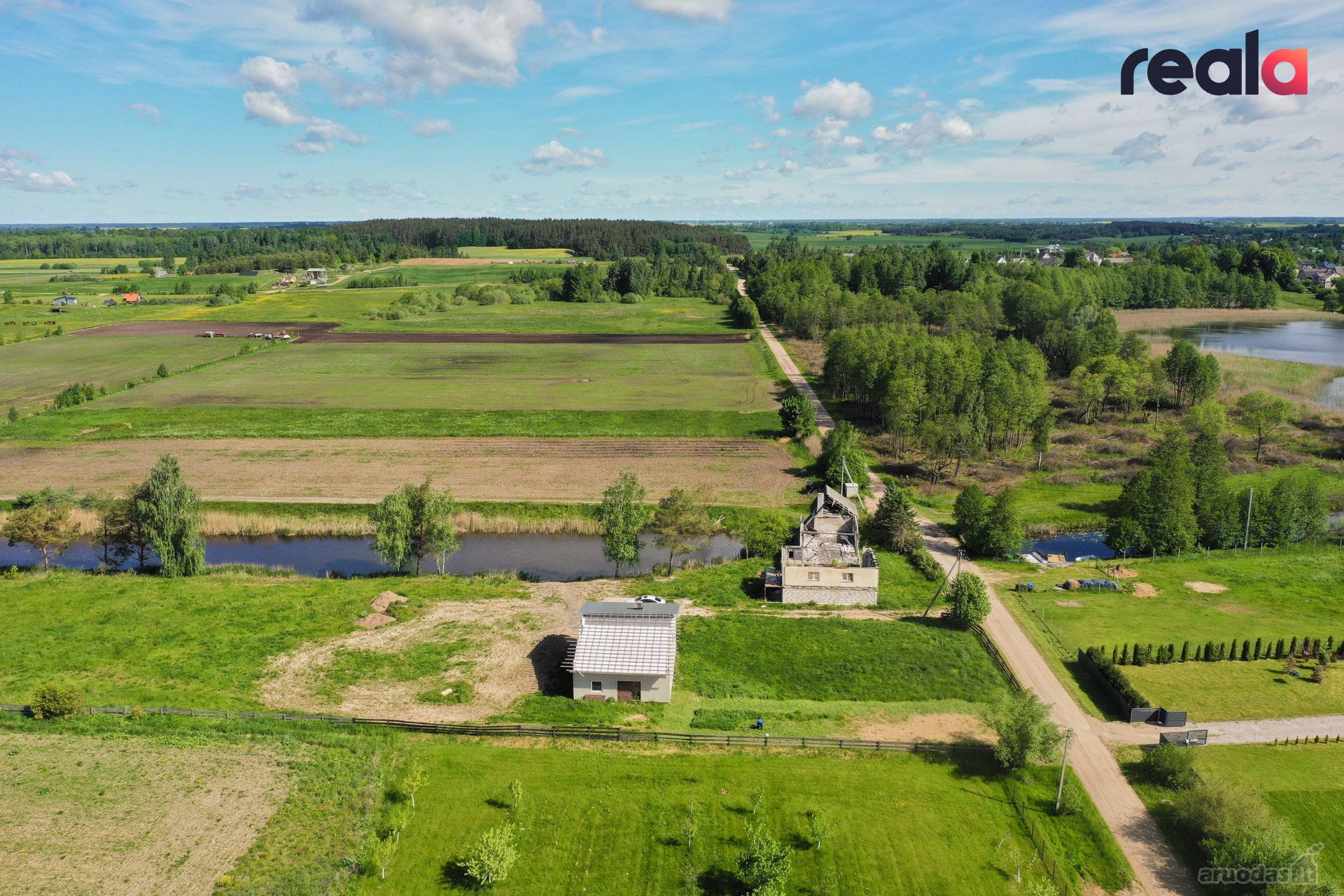 Parduodamas didelis, beveik 1 ha namų valdos