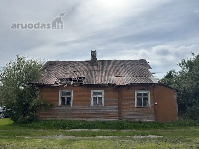 Parduodamas apleistas avarinės būklės namas