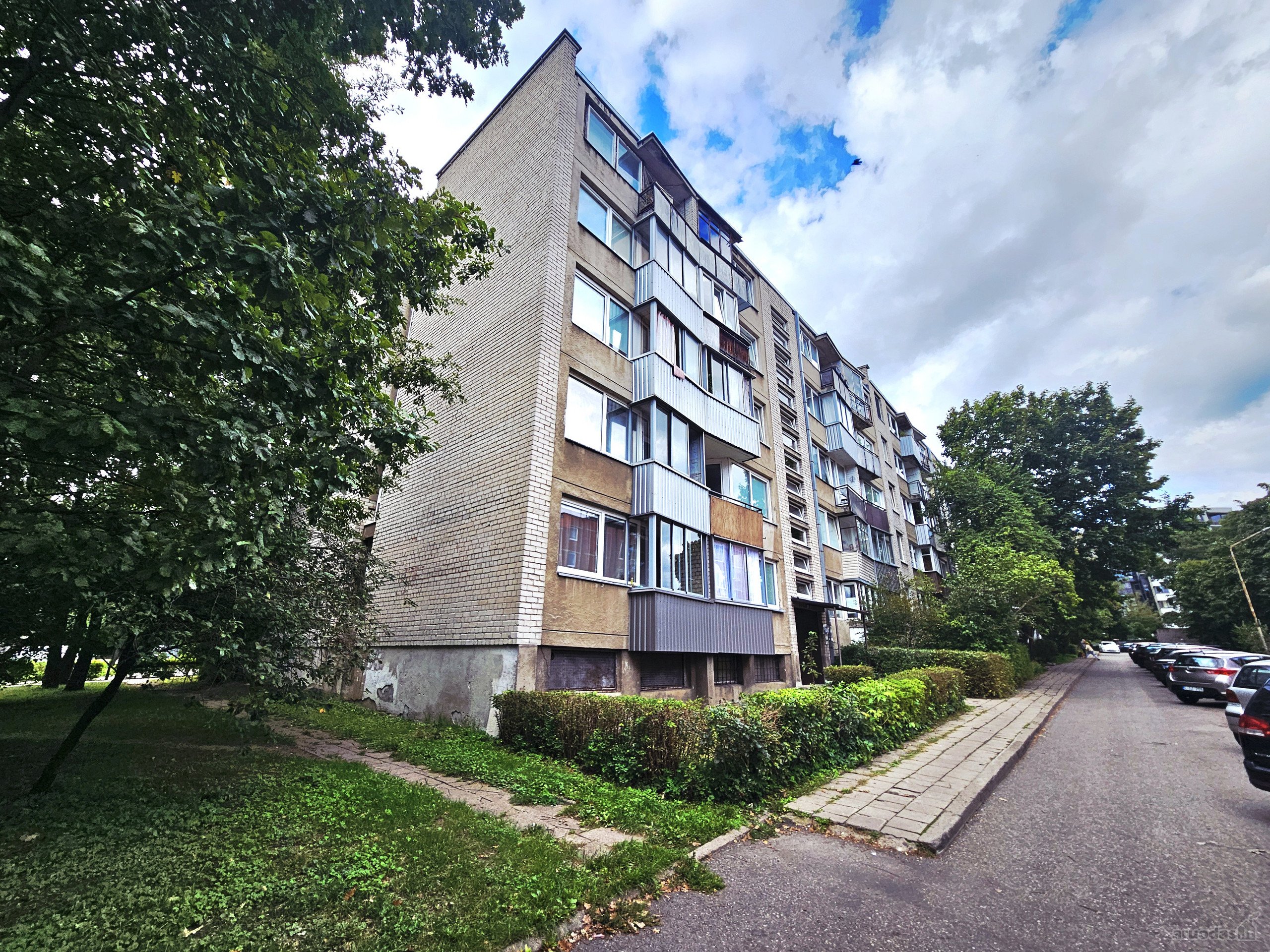 Išnuomojamas 1-no kambario butas Žirmūnuose.