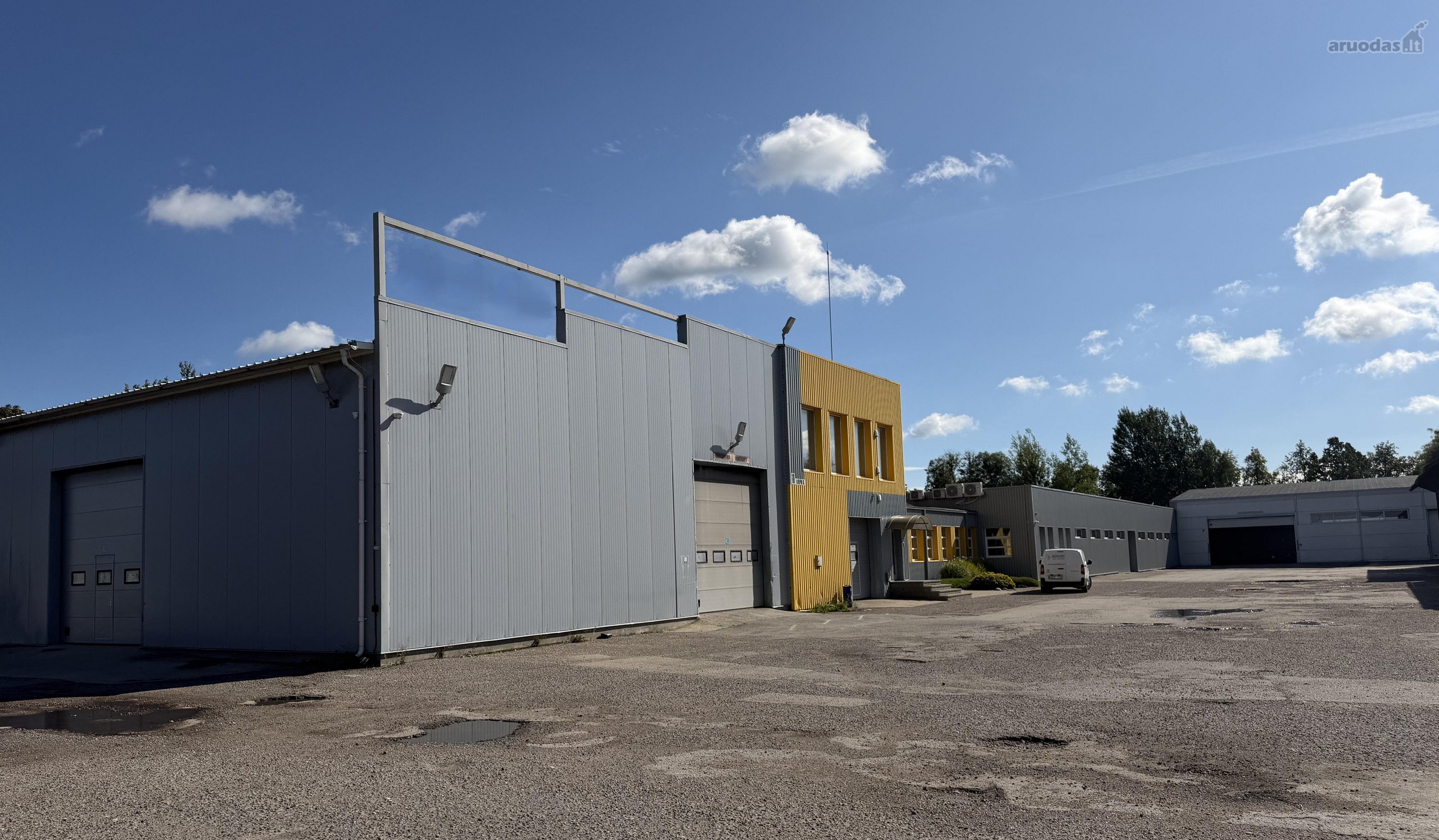 Nuomojamos 300 m2 ofiso patalpos ir 1500 m2
