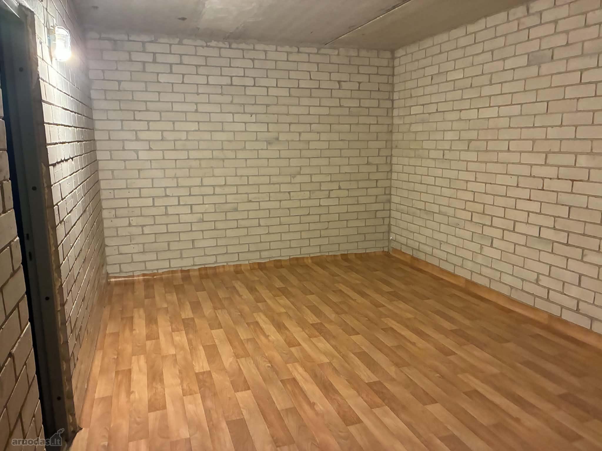 Nuomojamas sandėliukas pusrūsyje su geru