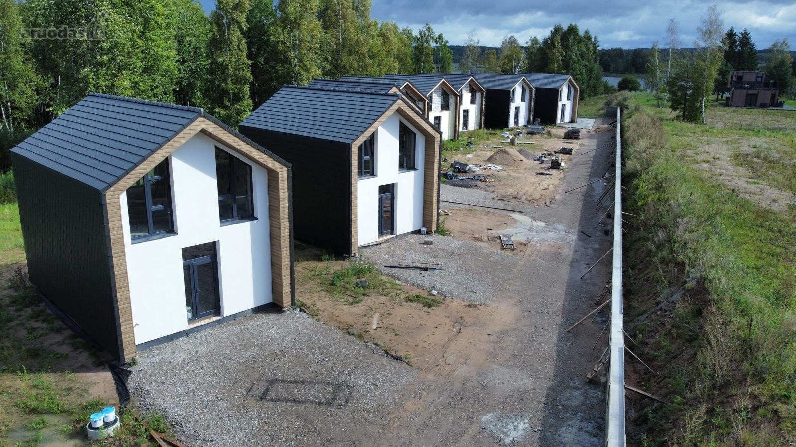 Parduodamas dviejų aukštų 80 m² namas su 8