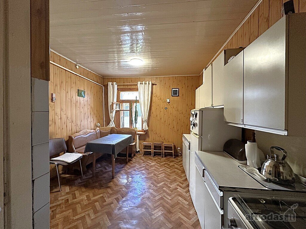Parduodama Vertikaliai Dalinta Namo Dalis Su