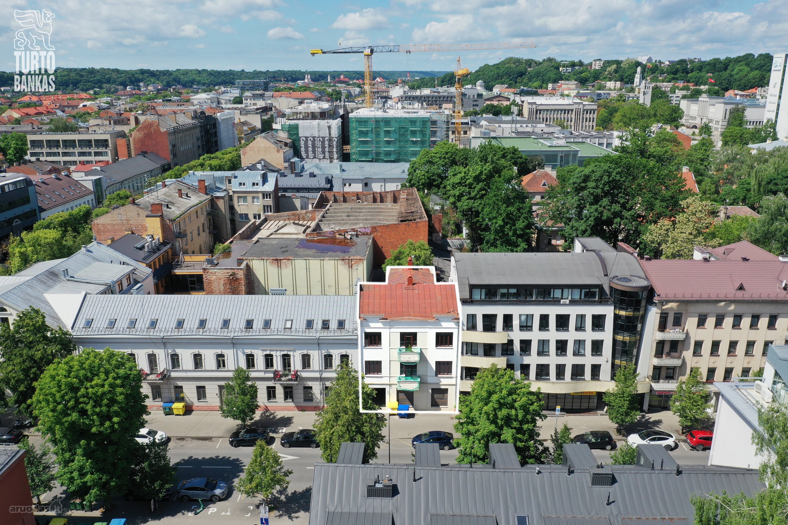 Administracinis pastatas su žemės sklypu