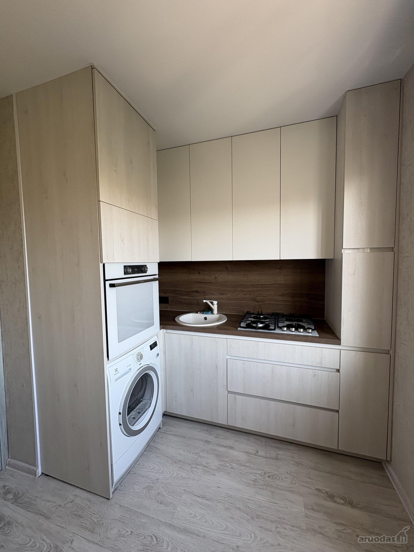 Parduodamas Erdvus 66 Kv. M Kampinis Butas Su