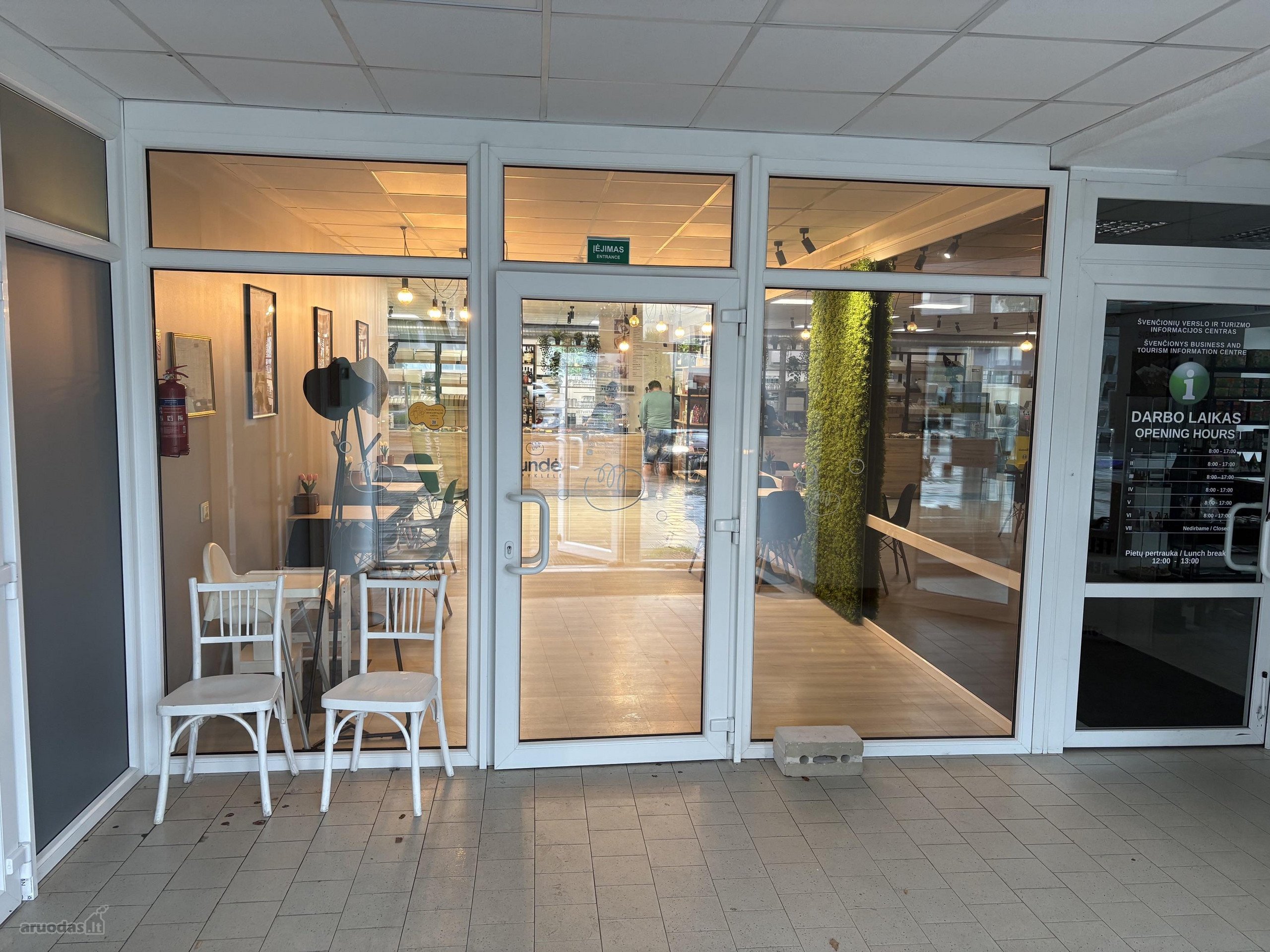 Išnuomojamos 98 m² patalpos prekybos centre.