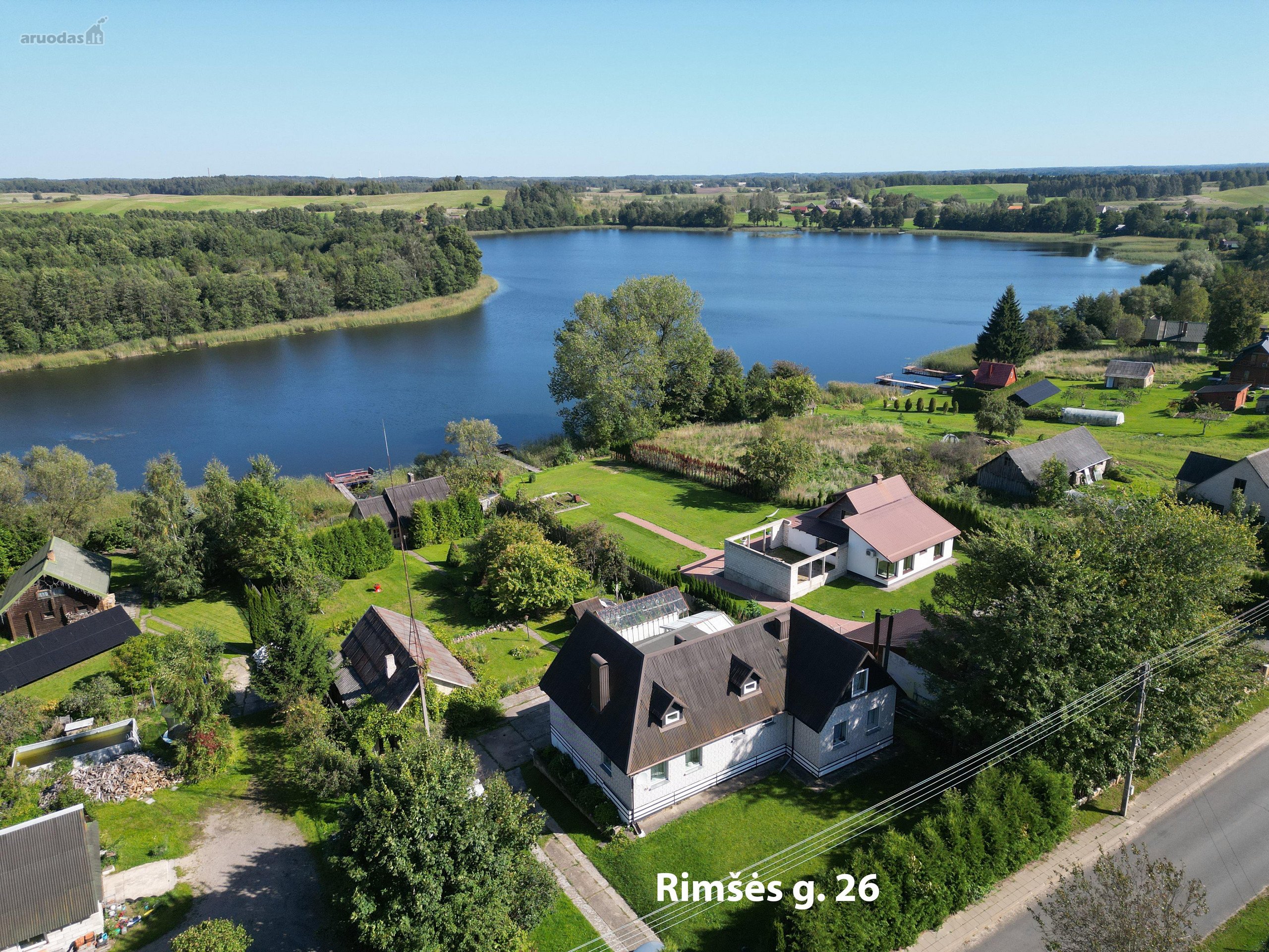 Rimšės miestielio centre prie ežero