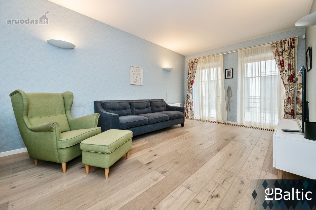 Erdvus keturių kambarių butas su balkonu ir