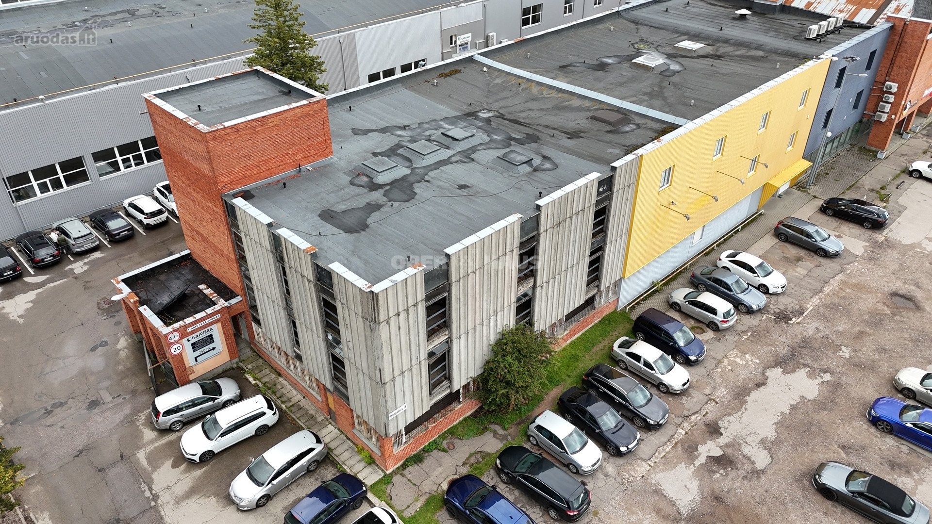 Parduodamas 982 M² Komercinių Patalpų