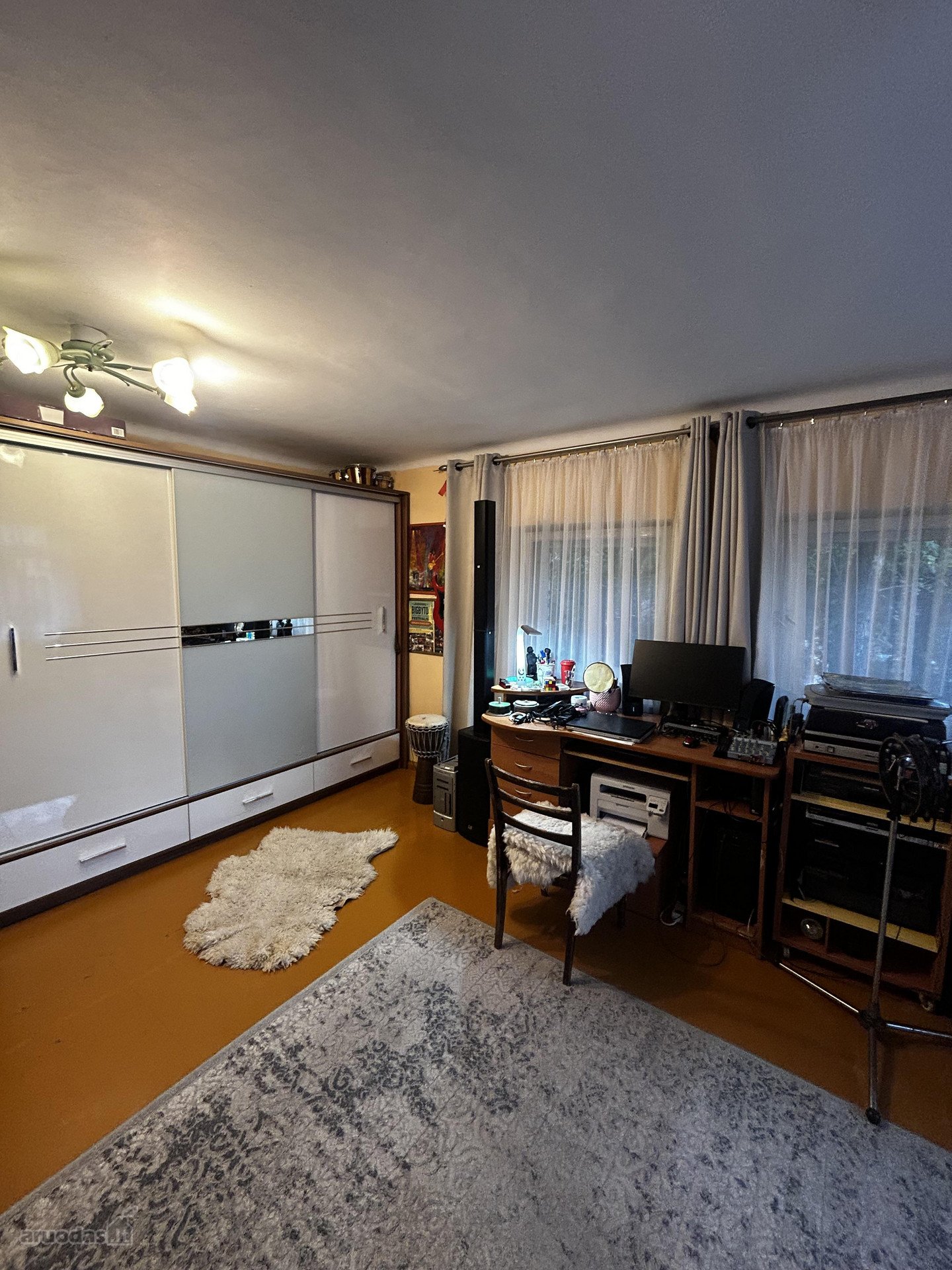 Nuomojamas labai didelis apie 27kv m-
