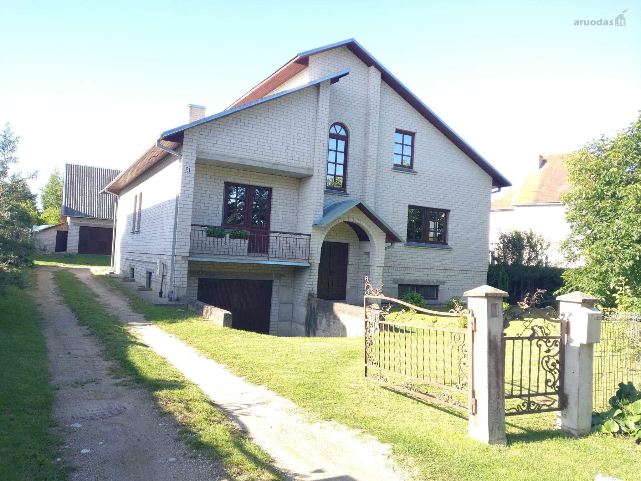 Erdvus, šviesus namas su charakteriu Miklusėnuose