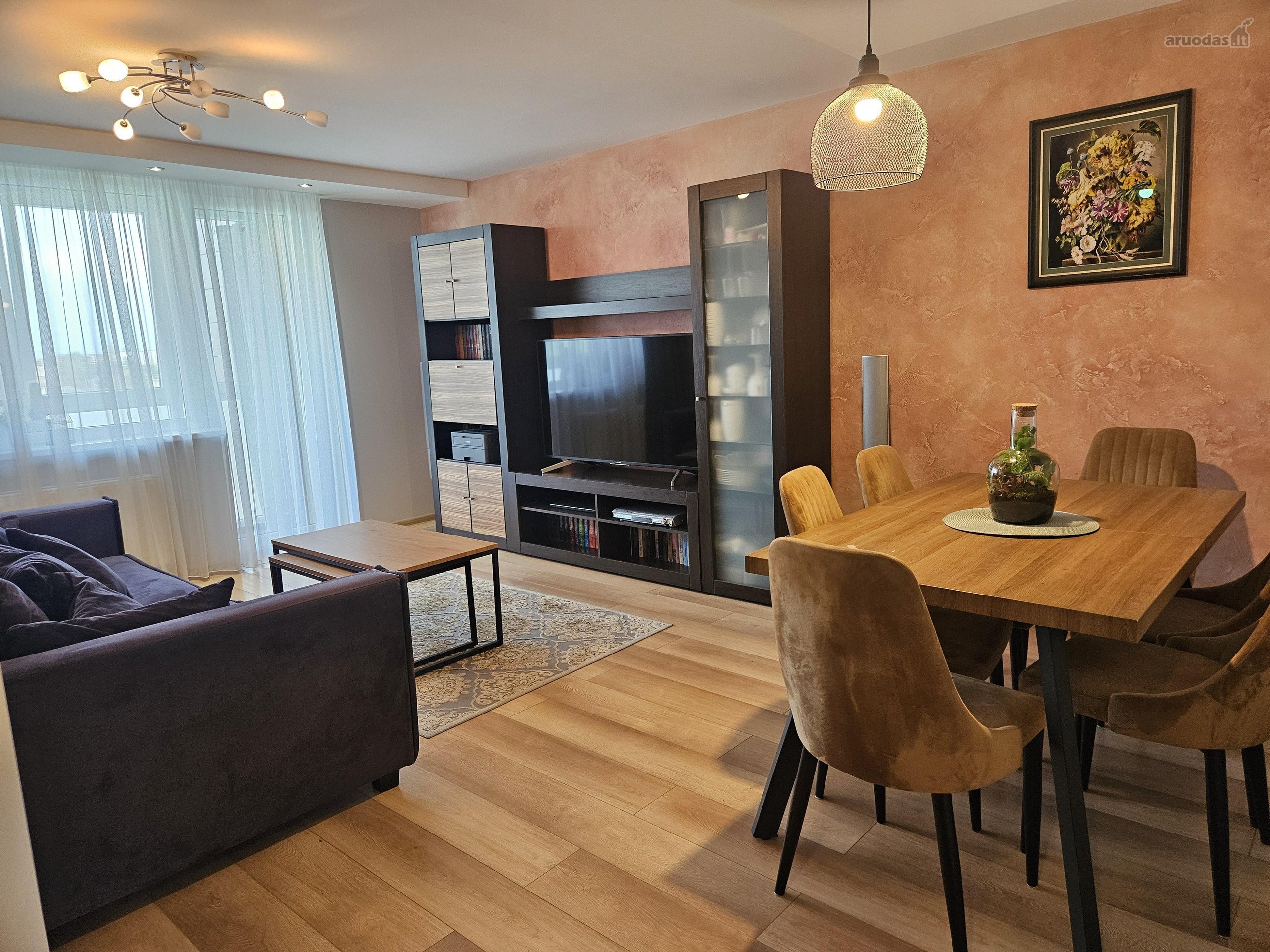 Parduodamas erdvus renovuotas 4 kambarių