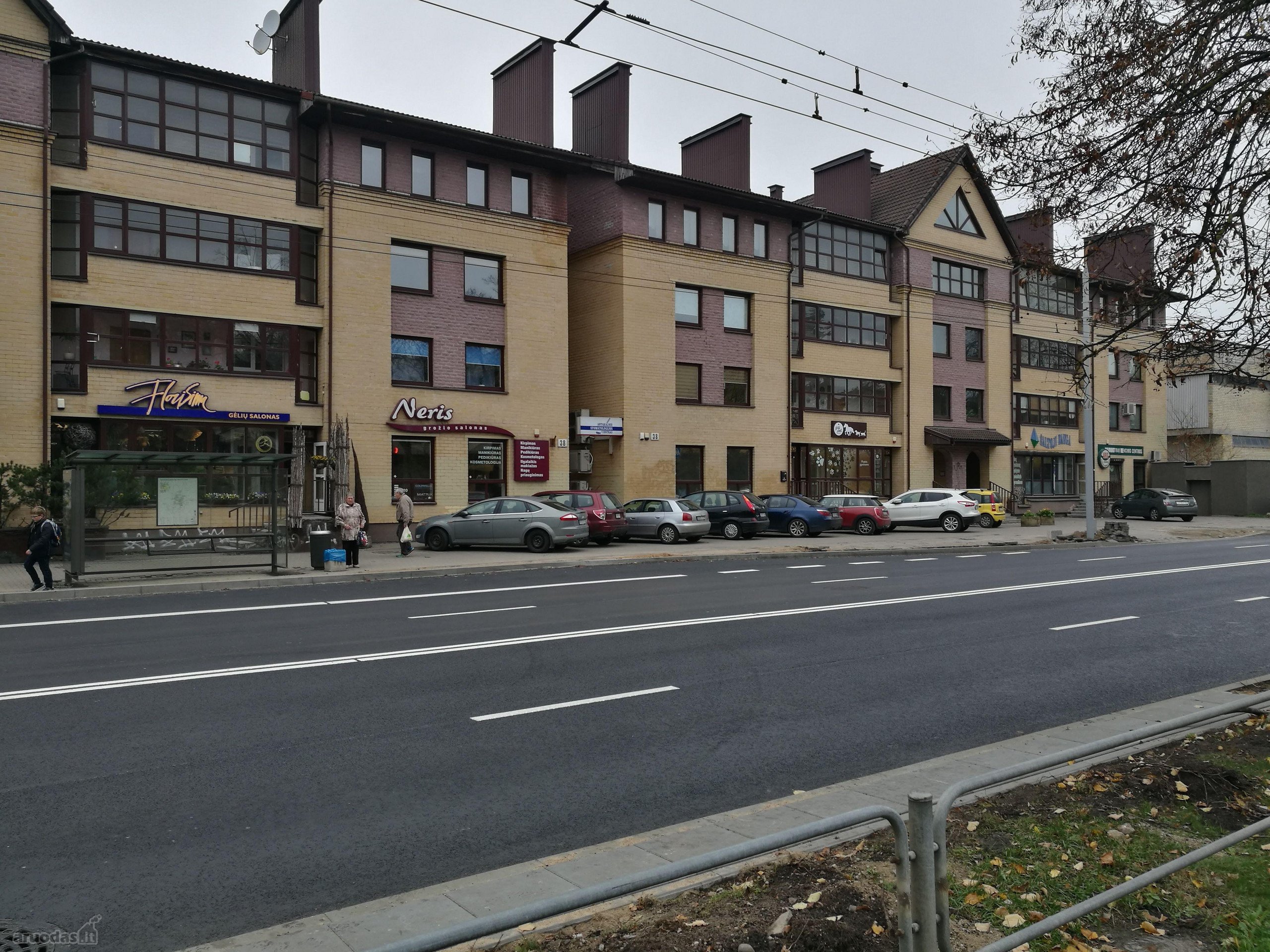 Išnuomojamos 70 M2 Komercinės Patalpos.