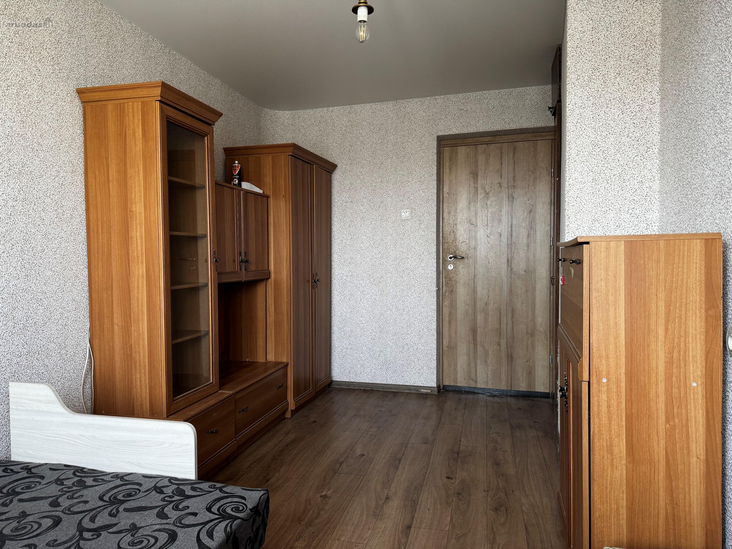 Parduodamas jaukus kambarys dviejų kambarių