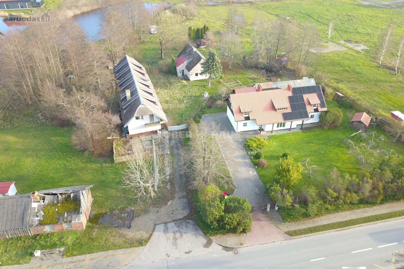 Sena sodyba su parduotuvės pastatu puikioje