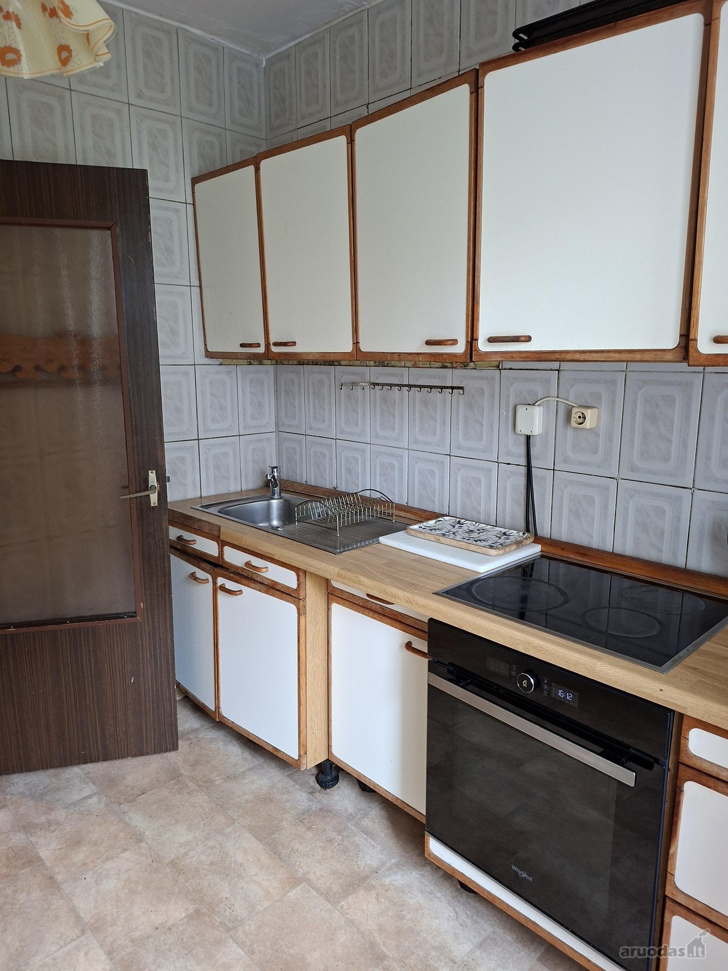 Išnuomojamas erdvus 3 kambarių butas