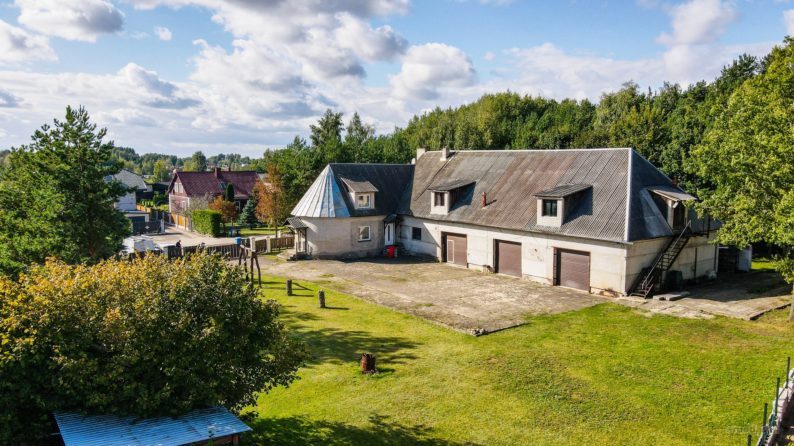 Parduodamas 493 M² Namas Su 3 Garažais